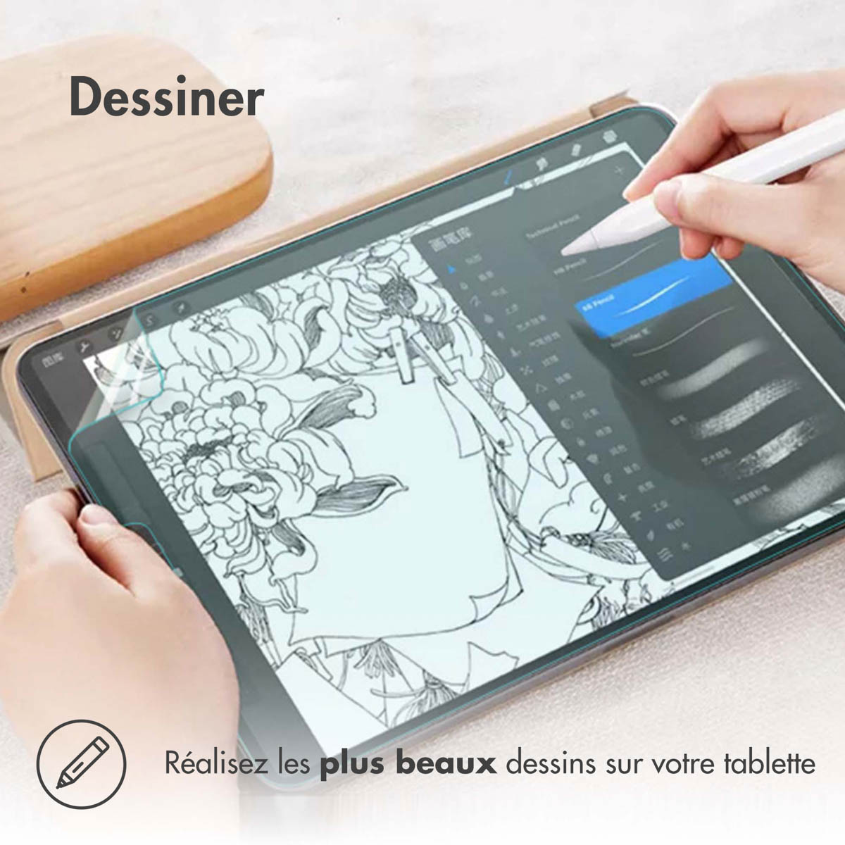 Una mano tiene uno stilo su un tablet che mostra un disegno.