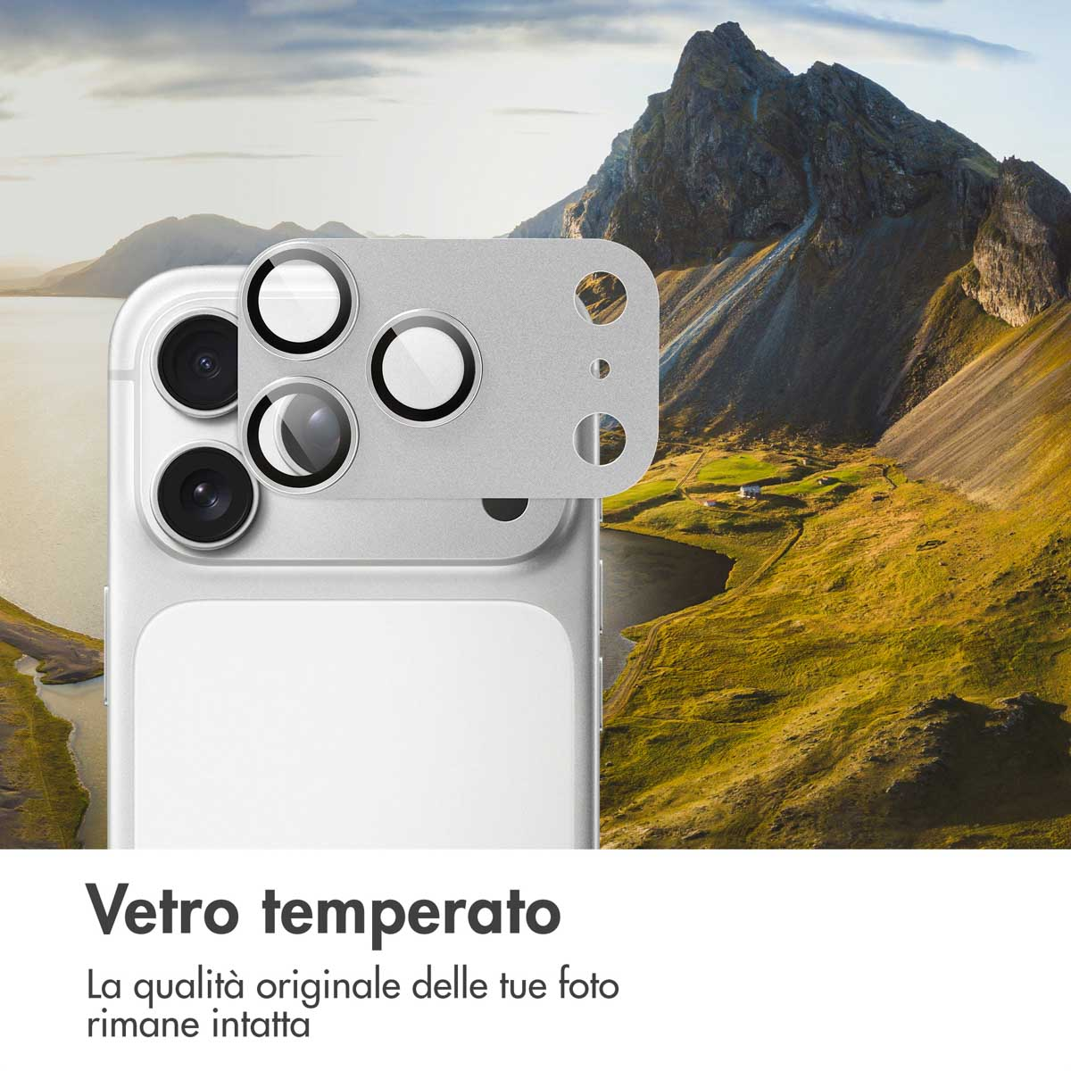 Close-up van een telefooncamerahoes tegen een berglandschap.