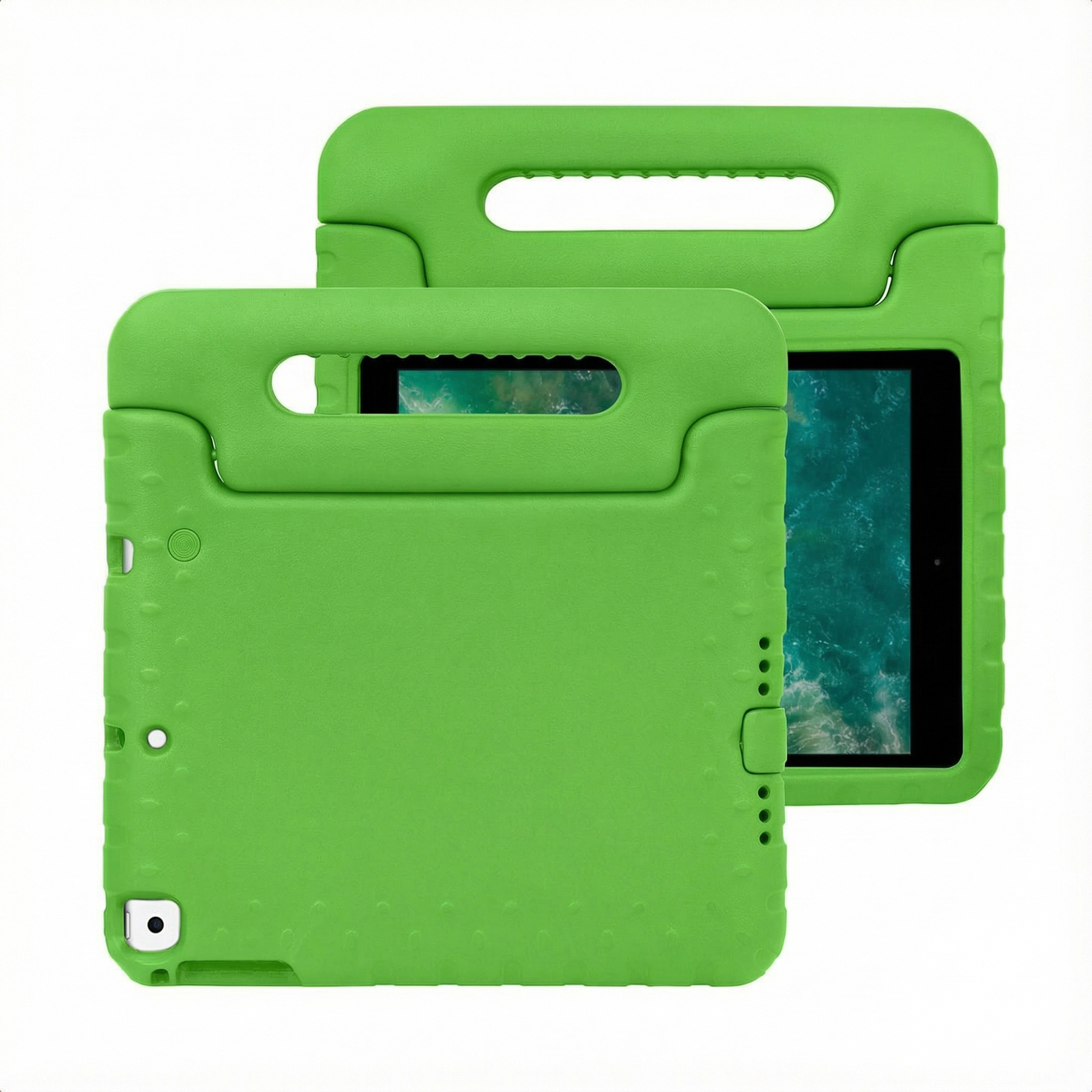 Twee felgroene schuimrubberen iPad-hoesjes met handvatten worden getoond. Eén staat vooraan.
