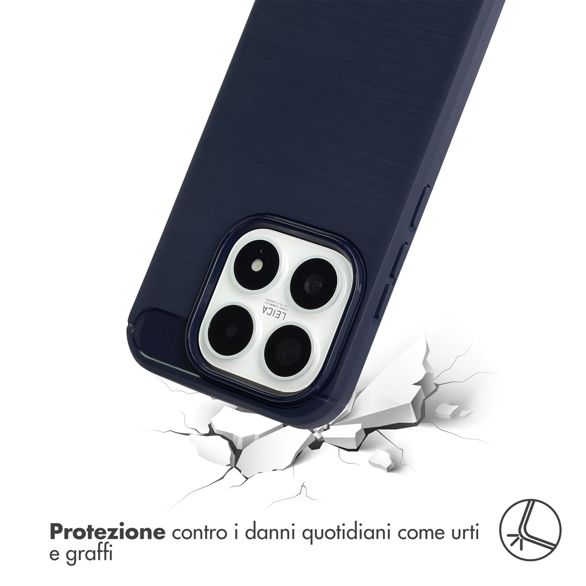 Donkerblauwe telefoonhoes met quad camera valt op scheuren.