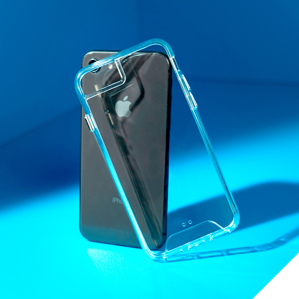 Een doorzichtige telefoonhoes rust op een donkere smartphone tegen een blauwe achtergrond.