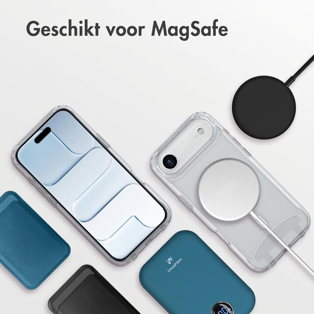 Una custodia per iPhone, una custodia di ricarica e un caricabatterie MagSafe su sfondo bianco.