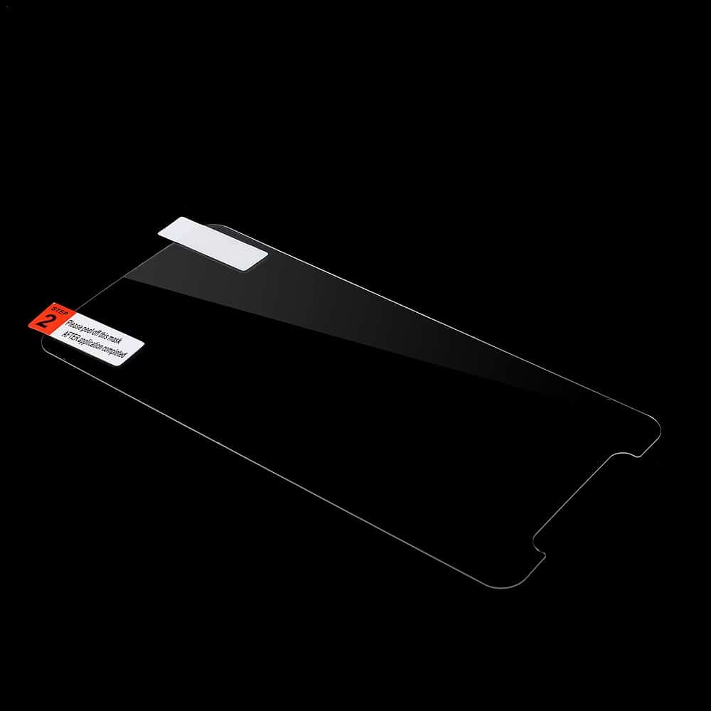 Un protecteur d'écran transparent avec une languette blanche et un autocollant rouge 'STEP 2'.