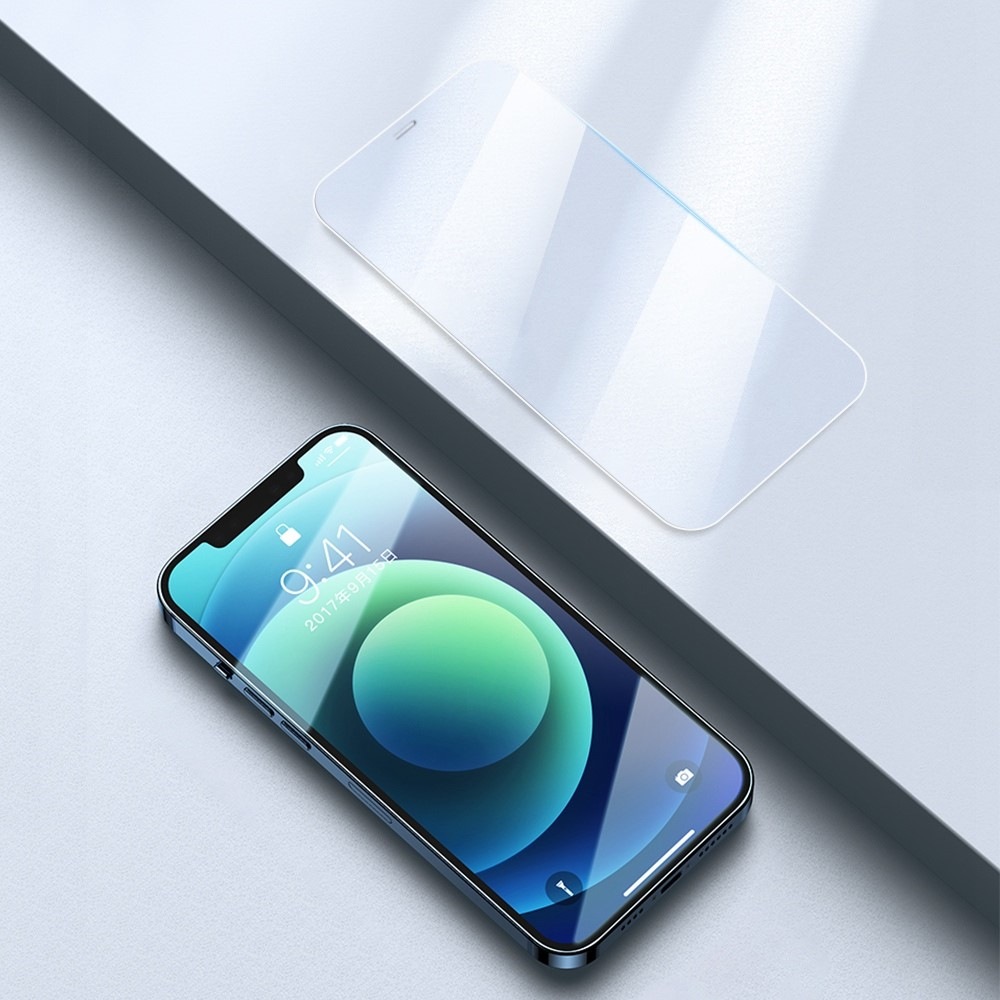 Uno smartphone blu giace accanto a una protezione per schermo in vetro.