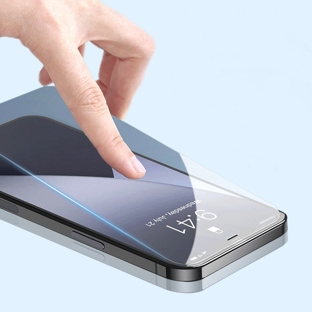 Una mano applica una protezione schermo su uno smartphone su sfondo blu.