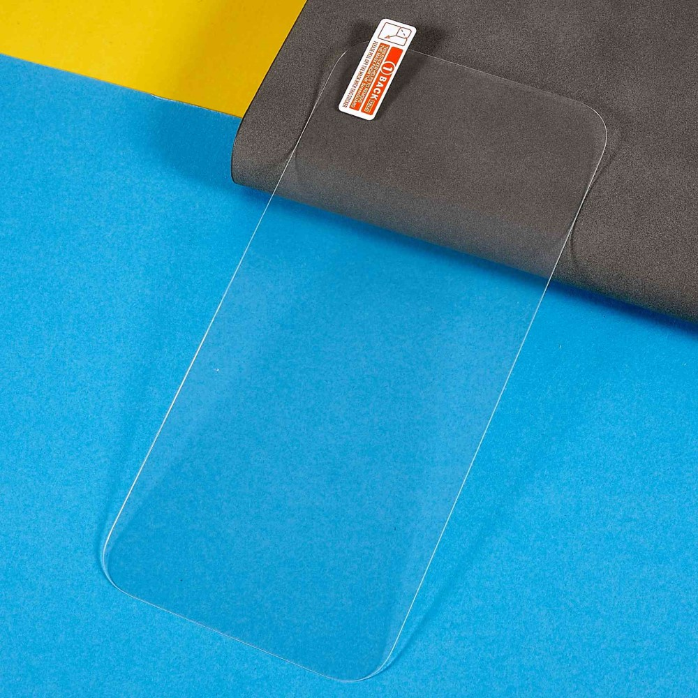 Eine durchsichtige Displayschutzfolie liegt auf einem blauen und gelben Hintergrund.
