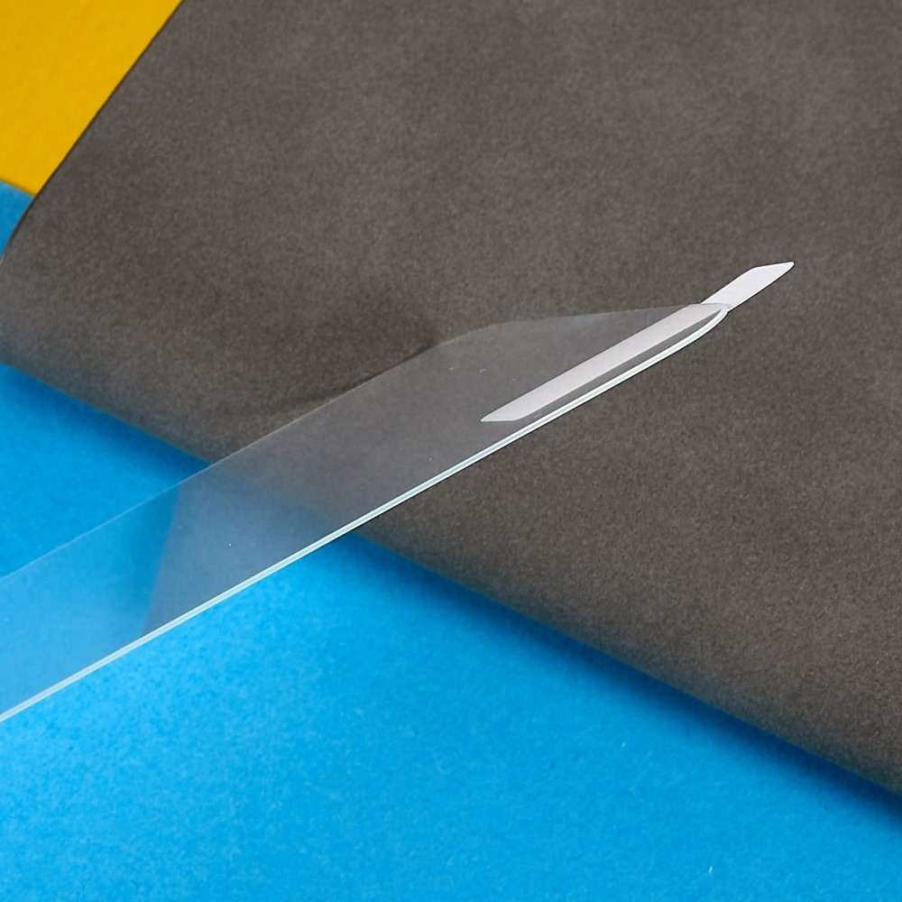 Ein klarer Plastikstreifen auf dunkelgrauem und blauem Hintergrund.