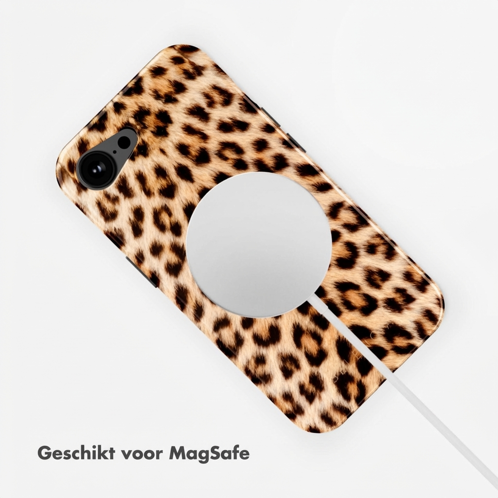 Leopardprint telefoonhoes met MagSafe-uitsparing en oplaadkabel op wit.