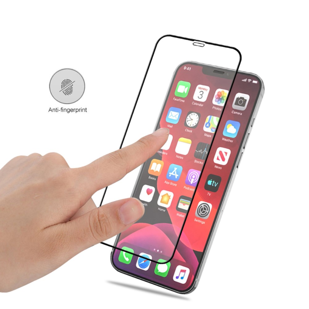 Une main applique un protecteur d'écran en verre sur un smartphone affichant des icônes d'applications.