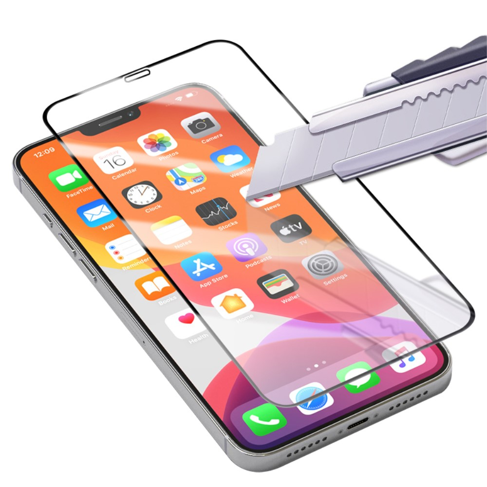 Un protecteur d'écran est placé sur un smartphone avec une lame de cutter approchant.