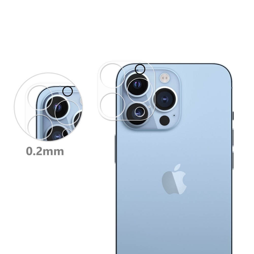 Una protezione per lo schermo delle lenti della fotocamera di un iPhone azzurro.