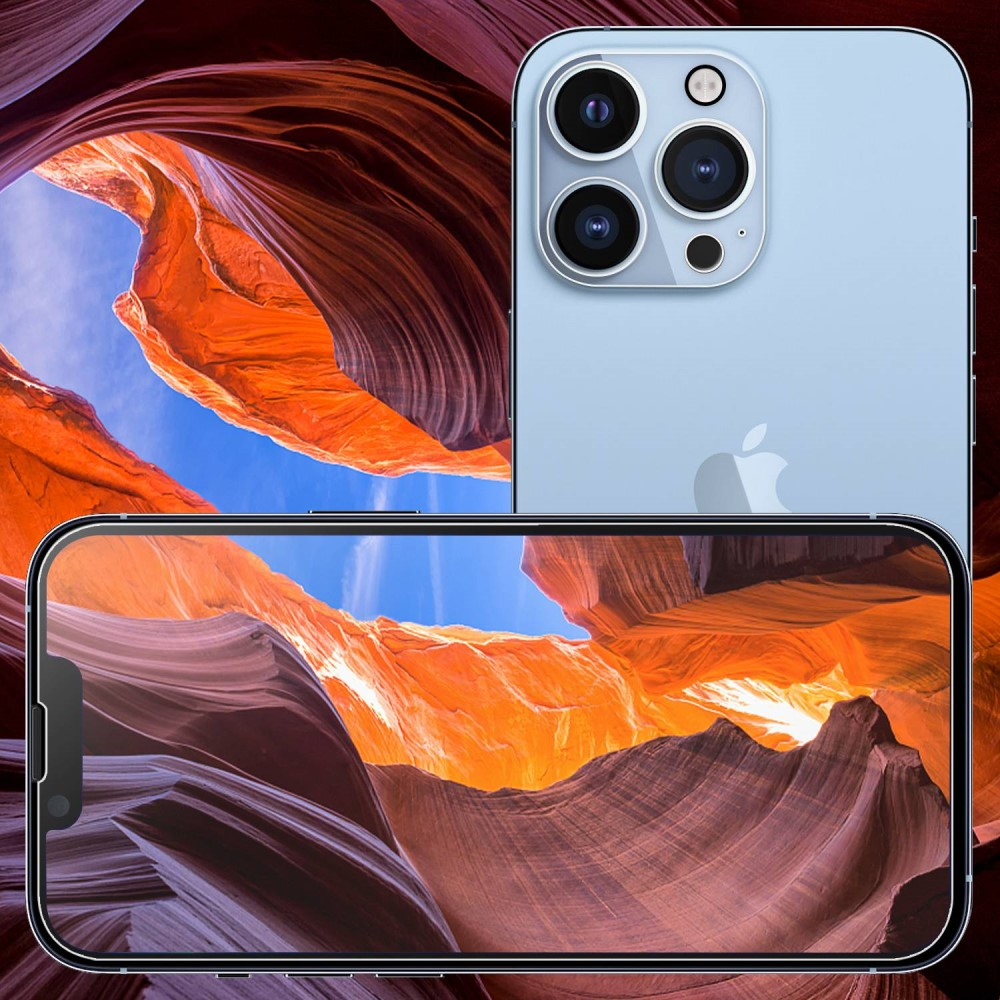 Un iPhone azzurro mostra un canyon desertico colorato sul suo schermo. Il retro del telefono mostra obiettivi.