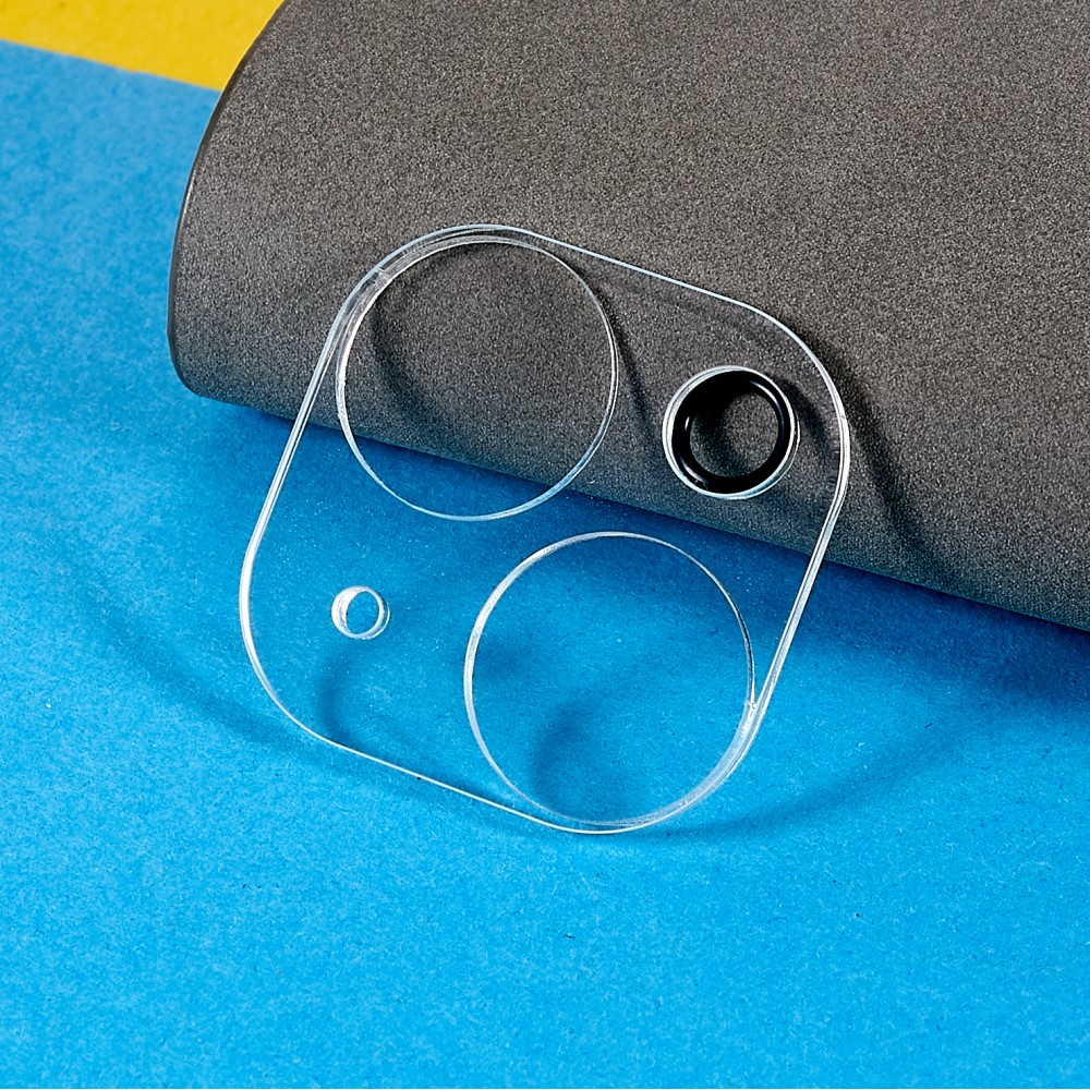 Protezione trasparente per obiettivo fotocamera in plastica con due cerchi grandi e uno piccolo.
