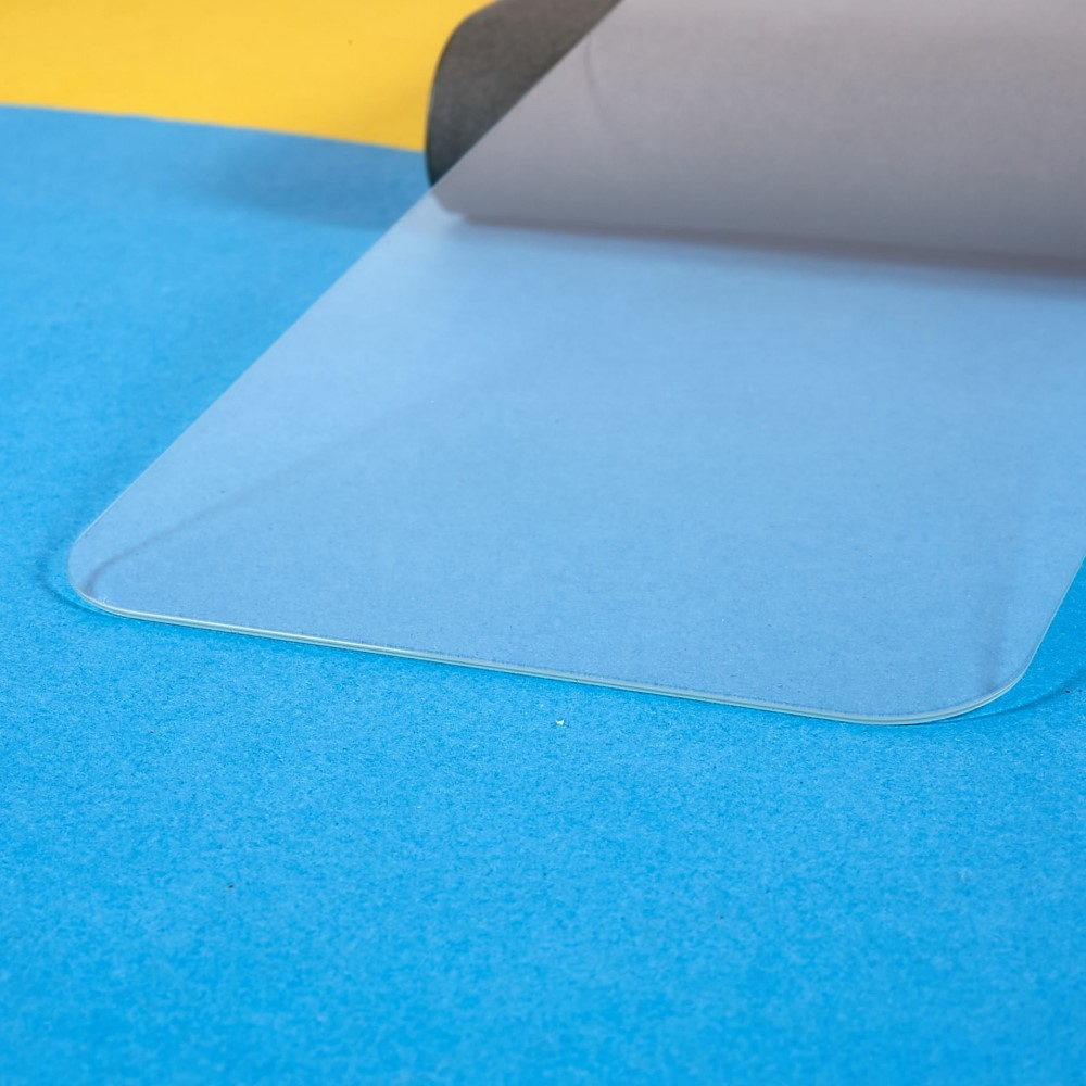 Uno schermo facciale trasparente viene staccato su sfondo blu e giallo.