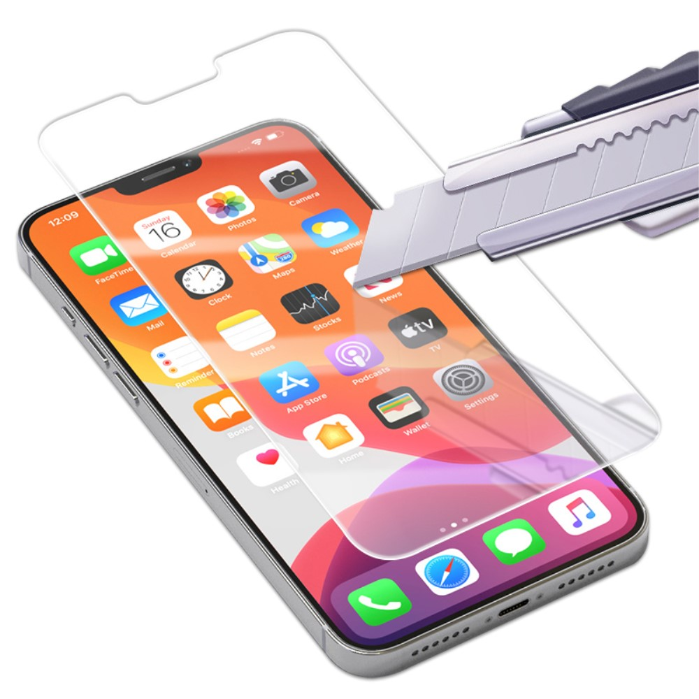 Un cutter coupe un protecteur d'écran sur un iPhone avec des icônes d'applications colorées.