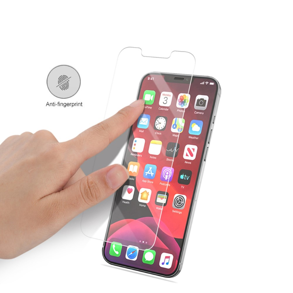 Une main touche un protecteur d'écran sur un smartphone avec de nombreuses icônes d'applications.