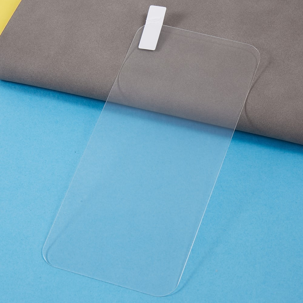 Un protecteur d'écran transparent repose sur un fond bleu et gris.
