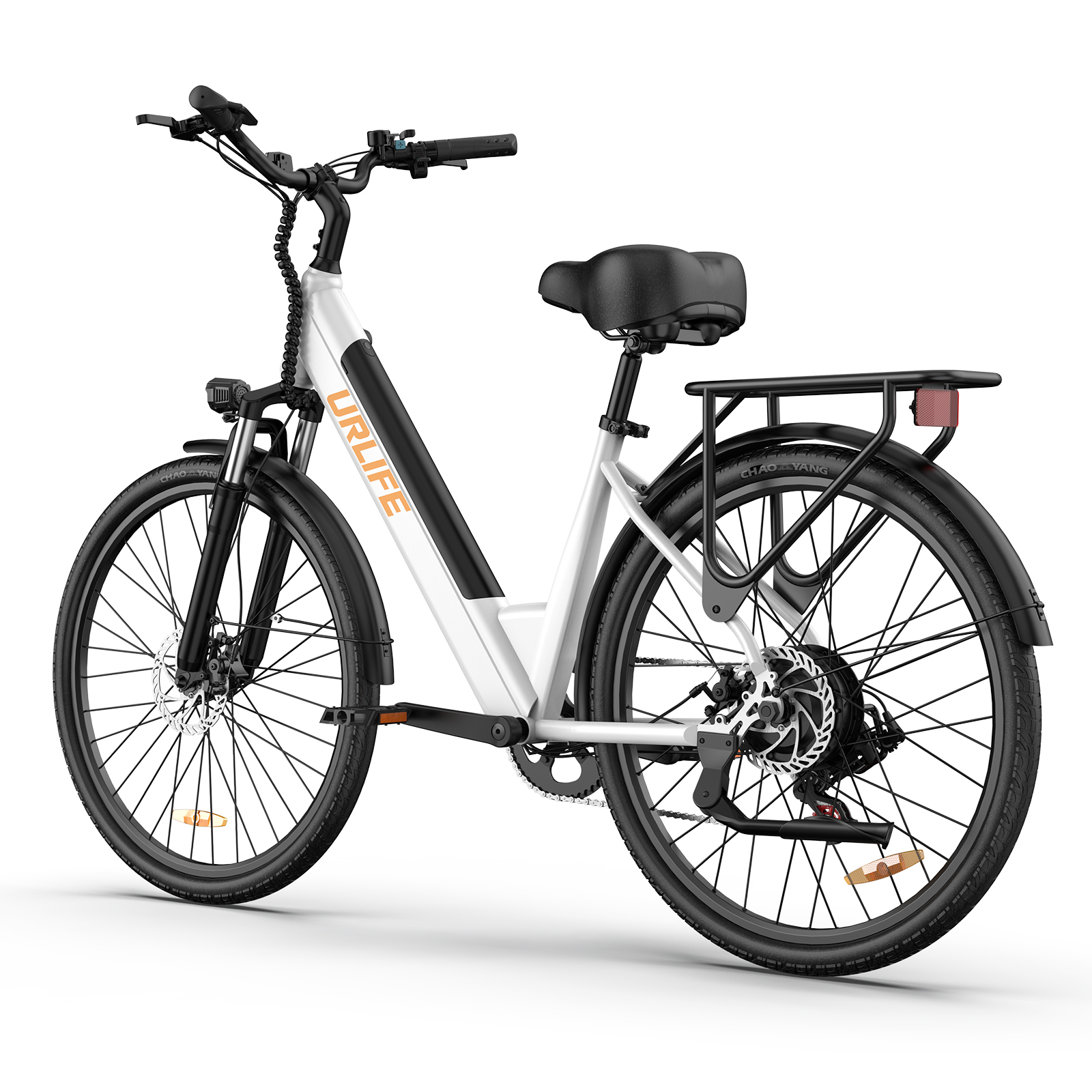 Biały rower damski z bagażnikiem, czarnym siodełkiem i hamulcami tarczowymi.