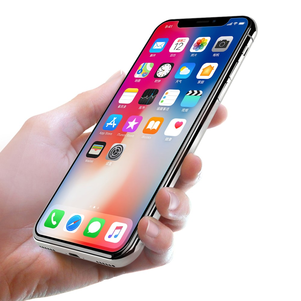 Une main tient un smartphone argenté affichant l'écran d'accueil avec diverses icônes d'applications.