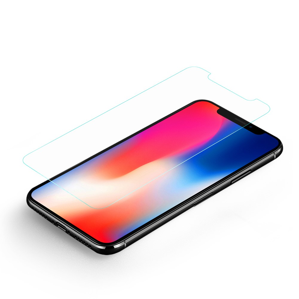 Un protecteur d'écran en verre repose sur un smartphone avec un fond coloré.
