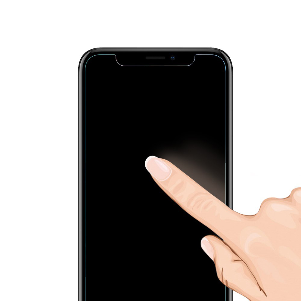 Une main touche l'écran noir d'un smartphone. Gros plan.