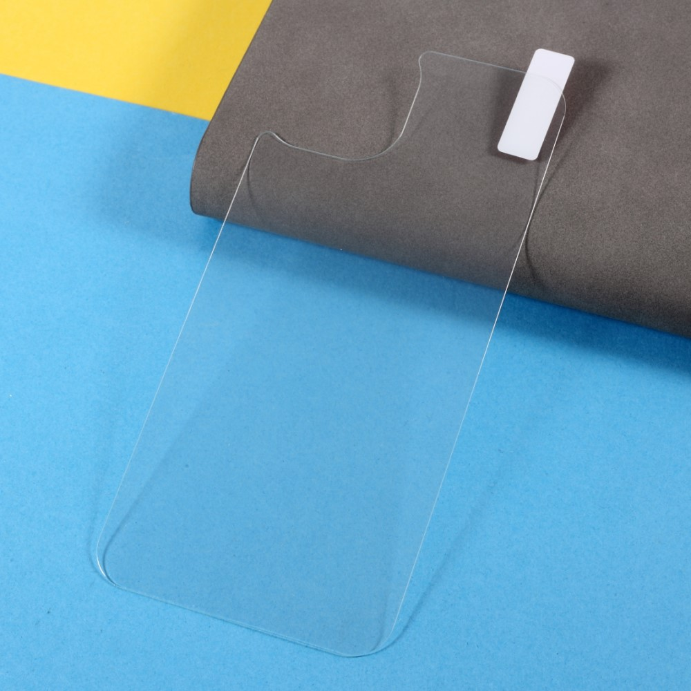 Un protecteur d'écran transparent repose sur un fond bleu et jaune.