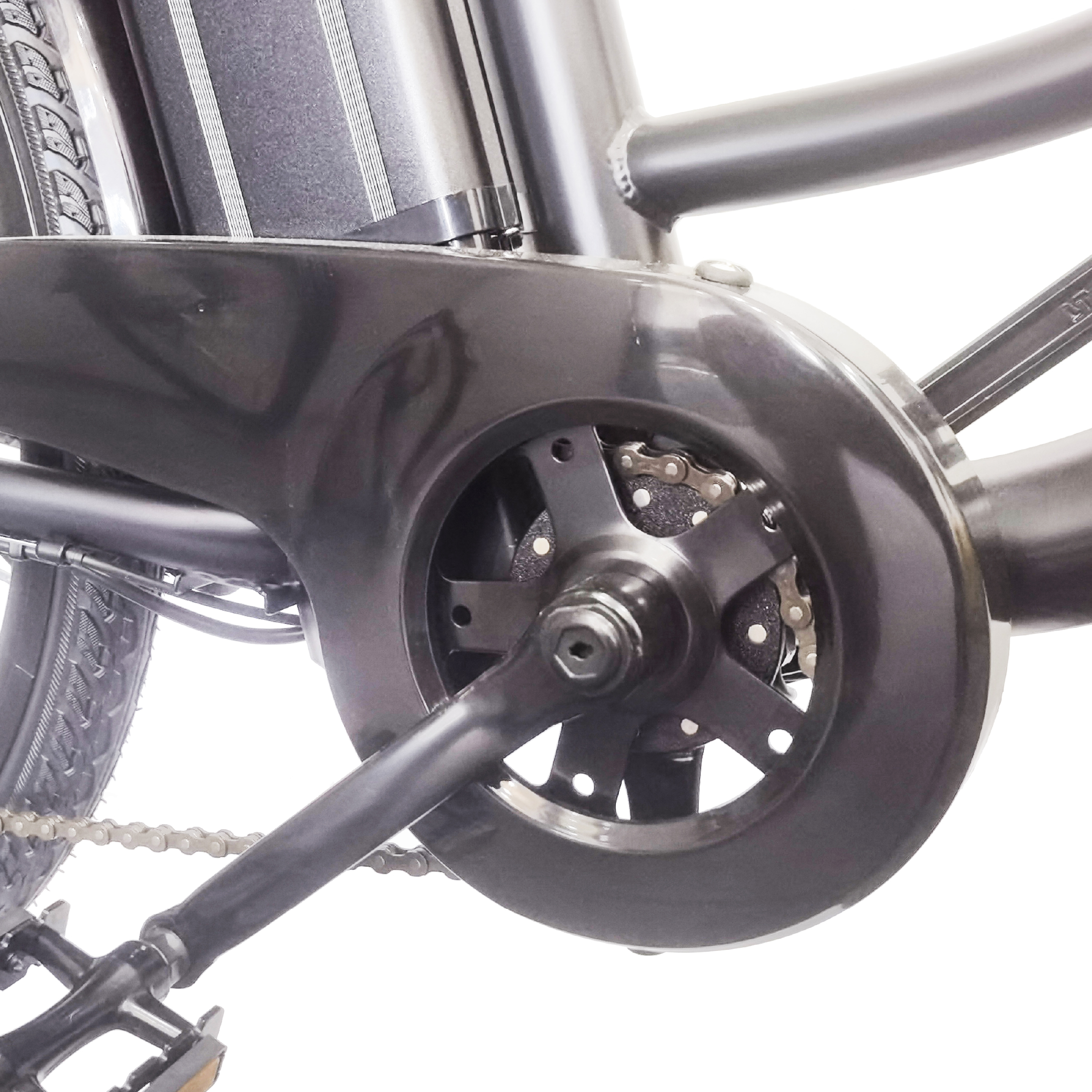 Zbliżenie mechanizmu korbowego roweru z łańcuchem, pedałami i oponą.