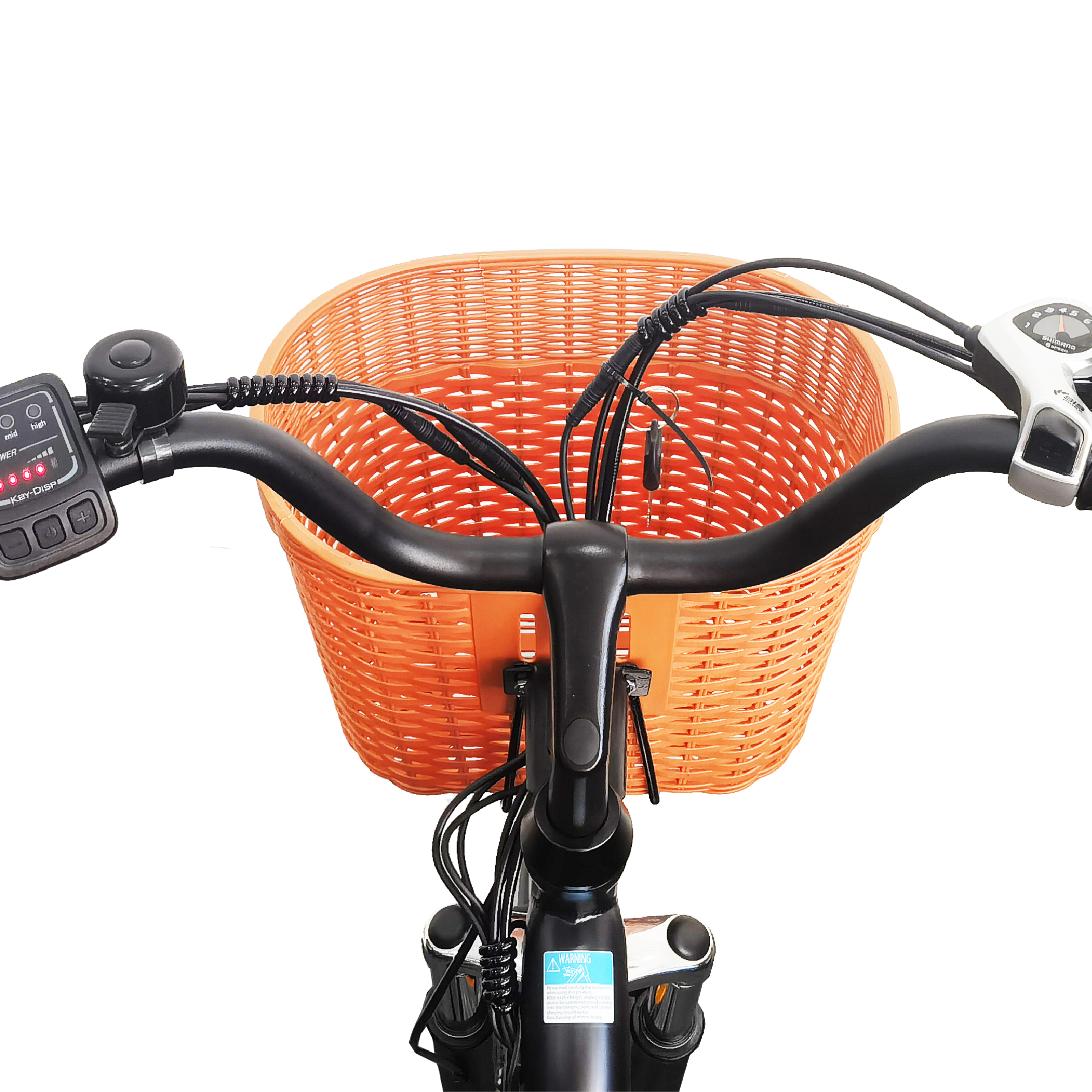 Zbliżenie kierownicy roweru z pomarańczowym koszykiem.