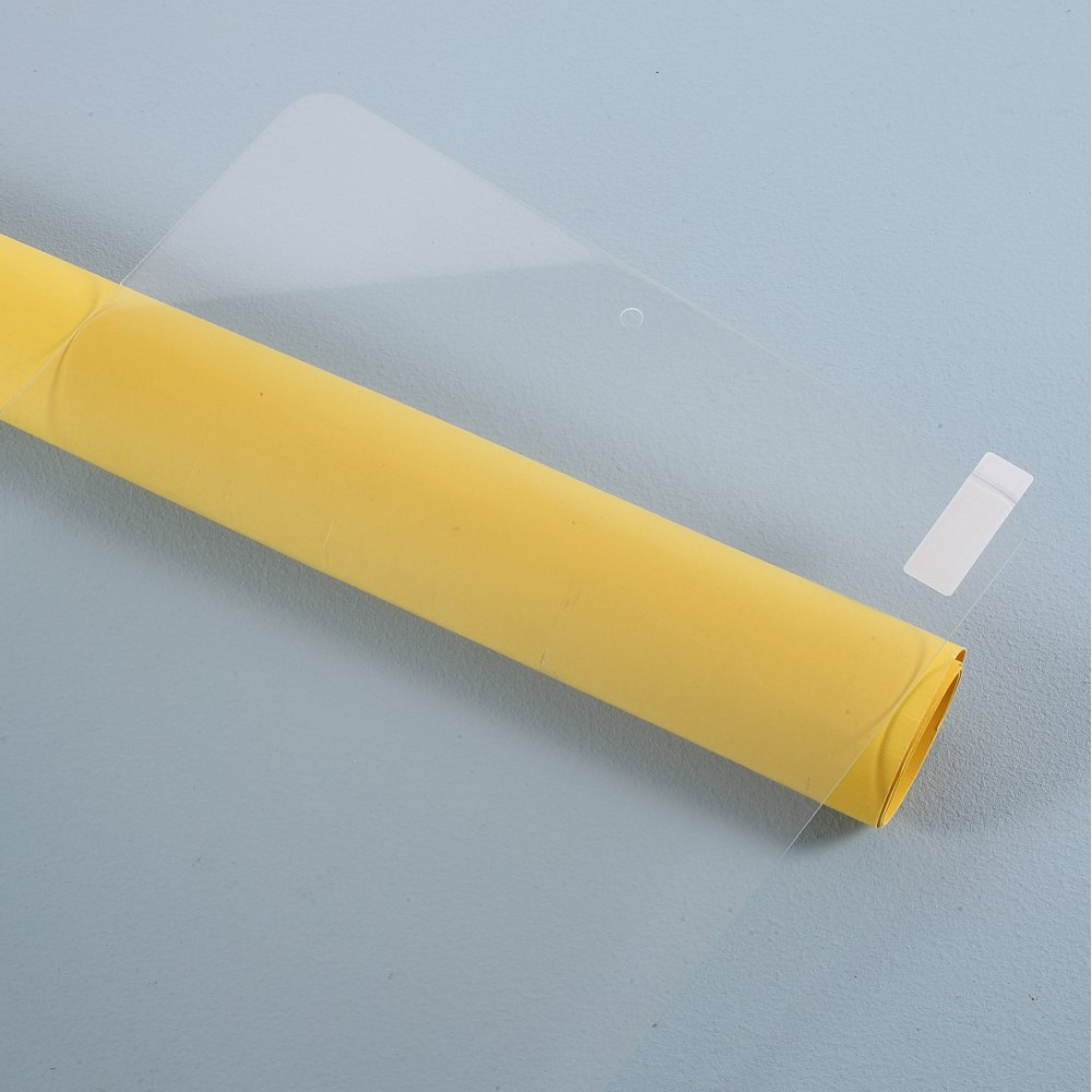 Un bouclier en plastique transparent avec un bord roulé jaune sur fond bleu.