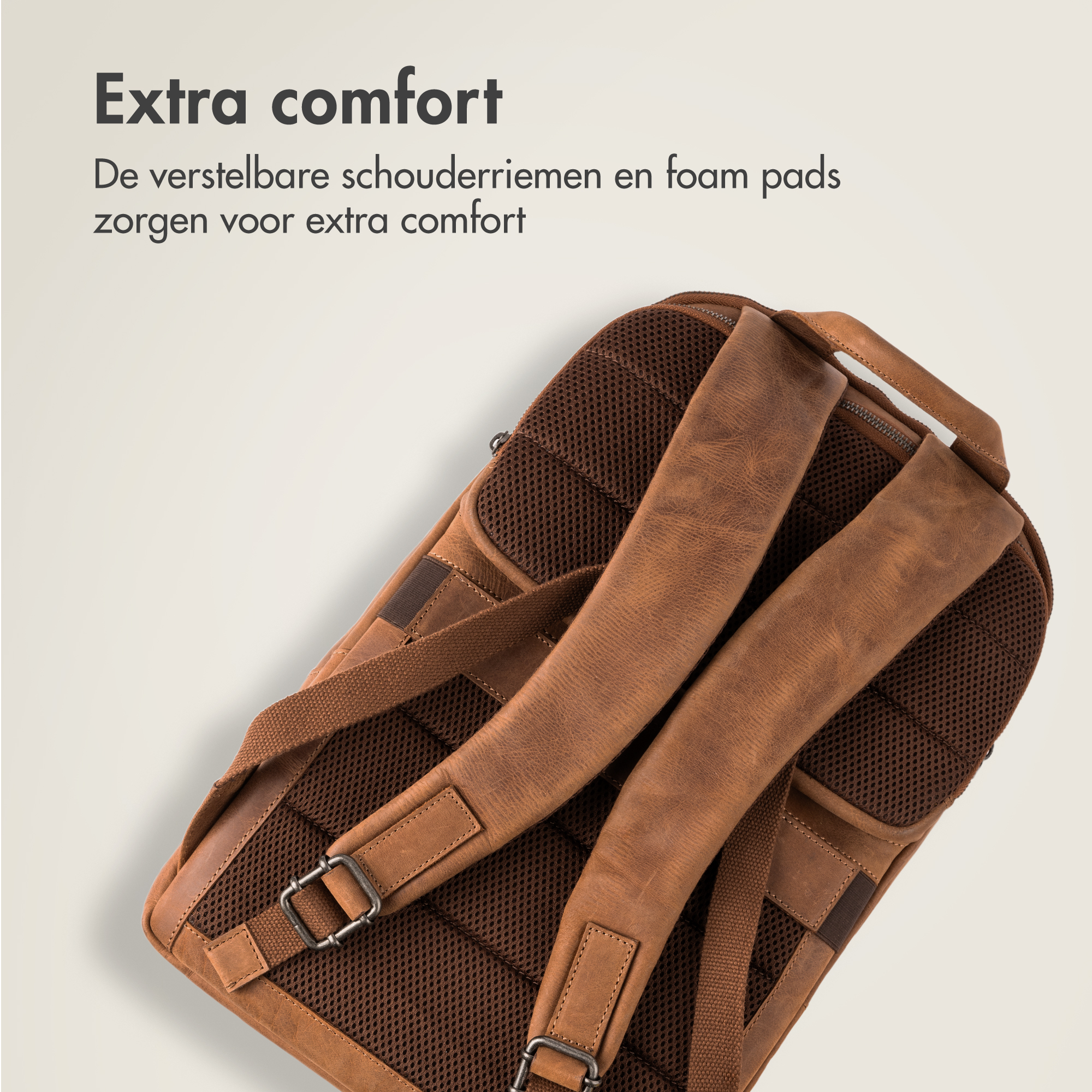 Achterkant van een bruine leren rugzak met gewatteerde banden en mesh stof.