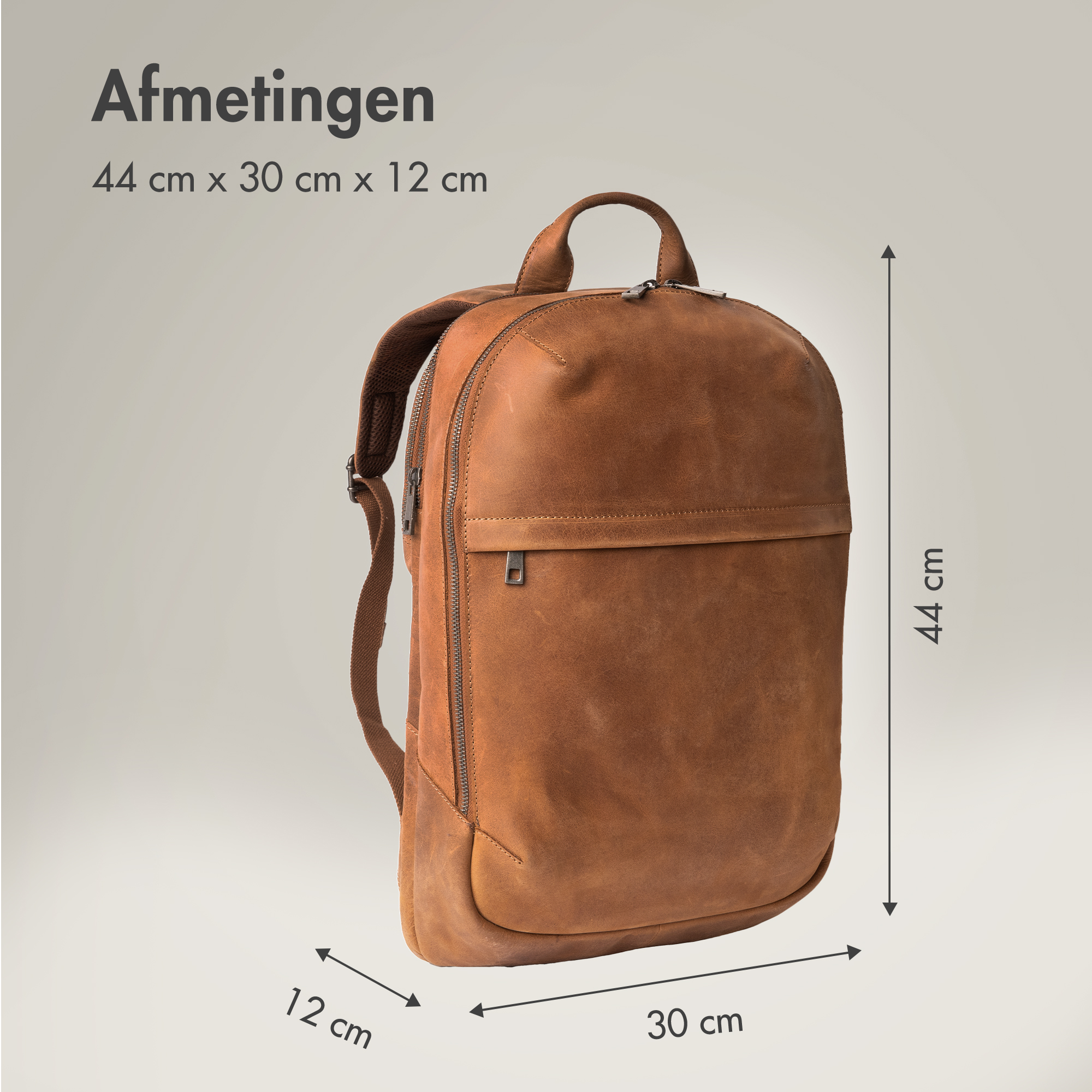 Een bruine leren rugzak met afmetingen 44x30x12 cm.