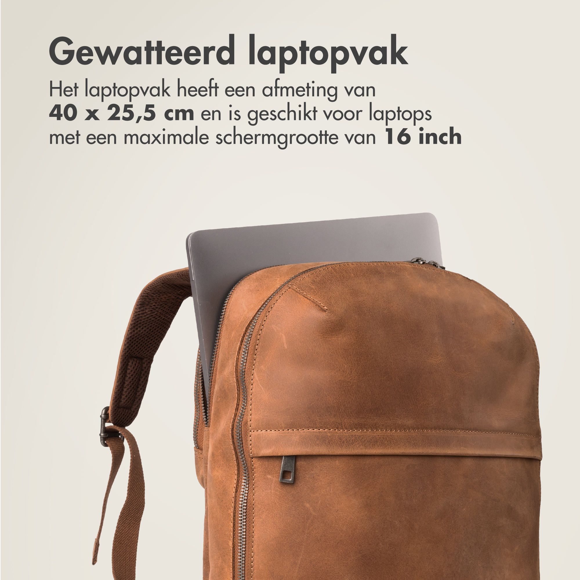 Een bruine leren rugzak met een gewatteerd laptopvak met een laptop erin.