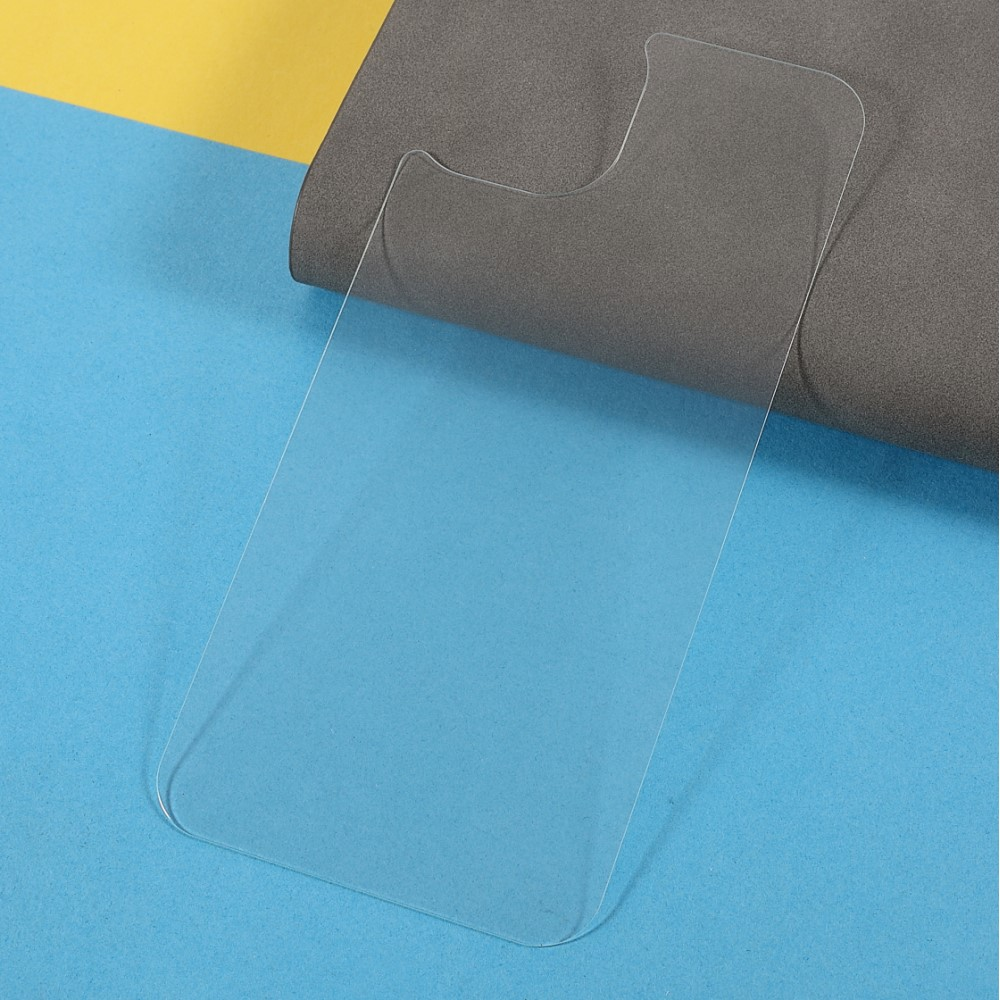 Un protecteur d'écran transparent repose sur un fond bleu et gris.