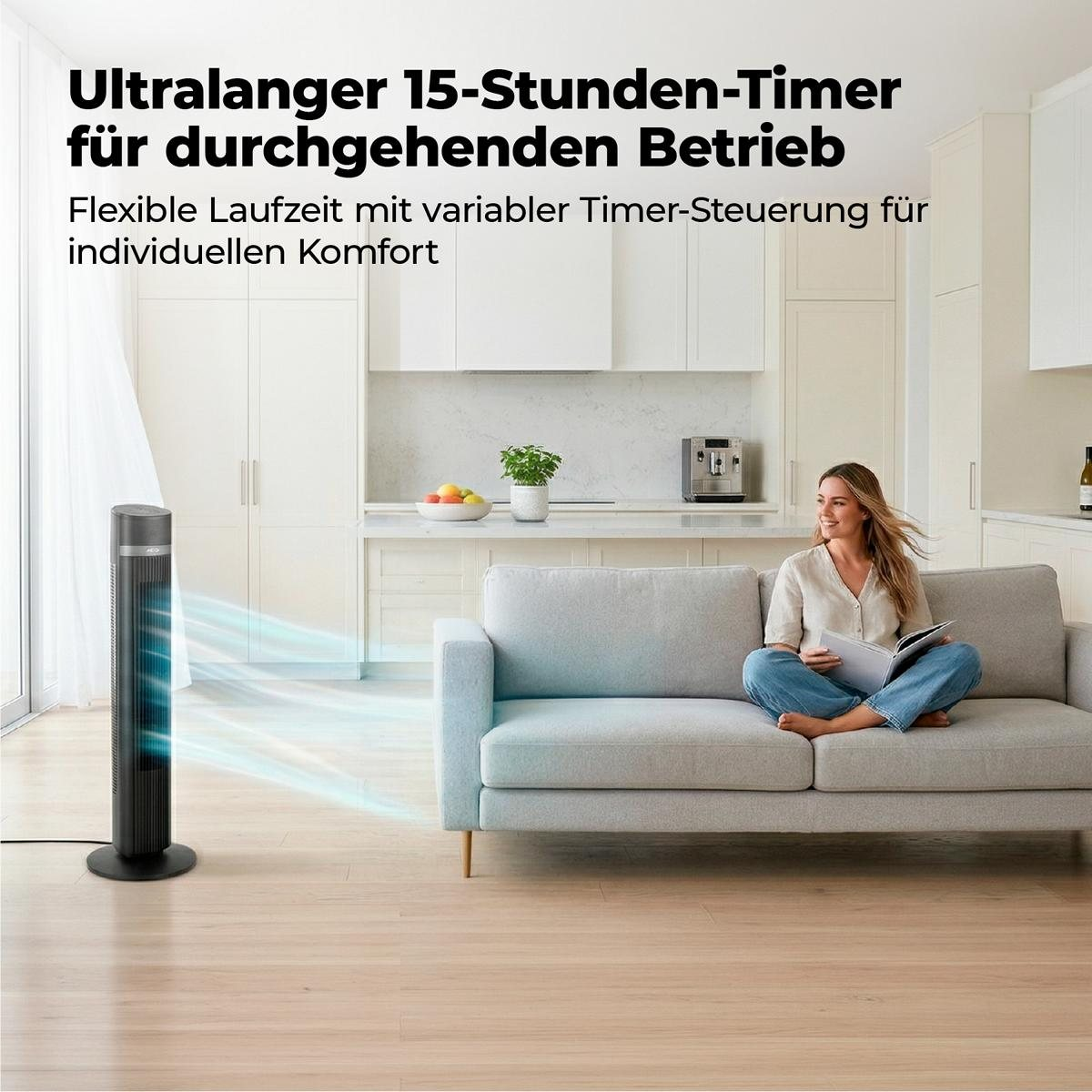 Ein schlanker Turmventilator im Wohnzimmer, mit einer Frau auf dem Sofa.