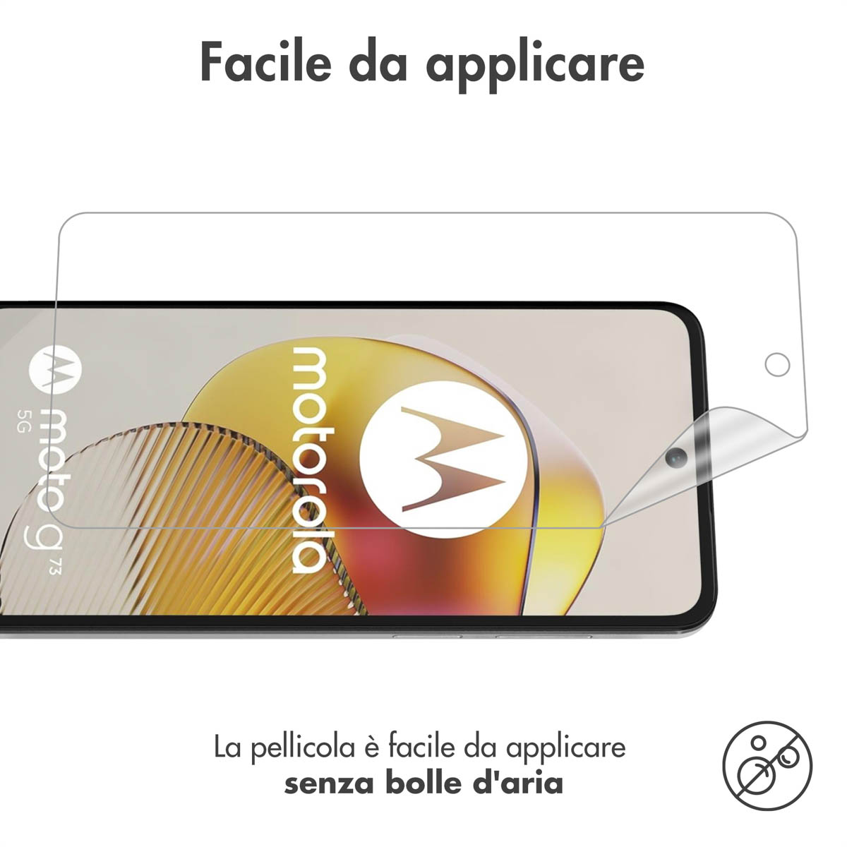 Schermprotector wordt op een Motorola telefoon aangebracht. Eenvoudig te plaatsen.