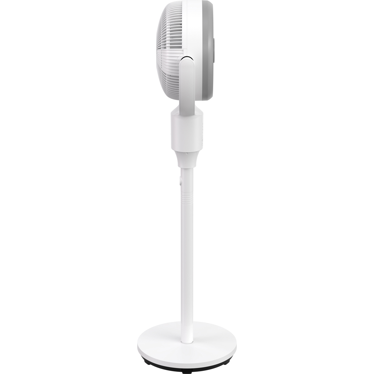 Ein weißer und grauer Standventilator mit rundem Sockel und verstellbarer Höhe.