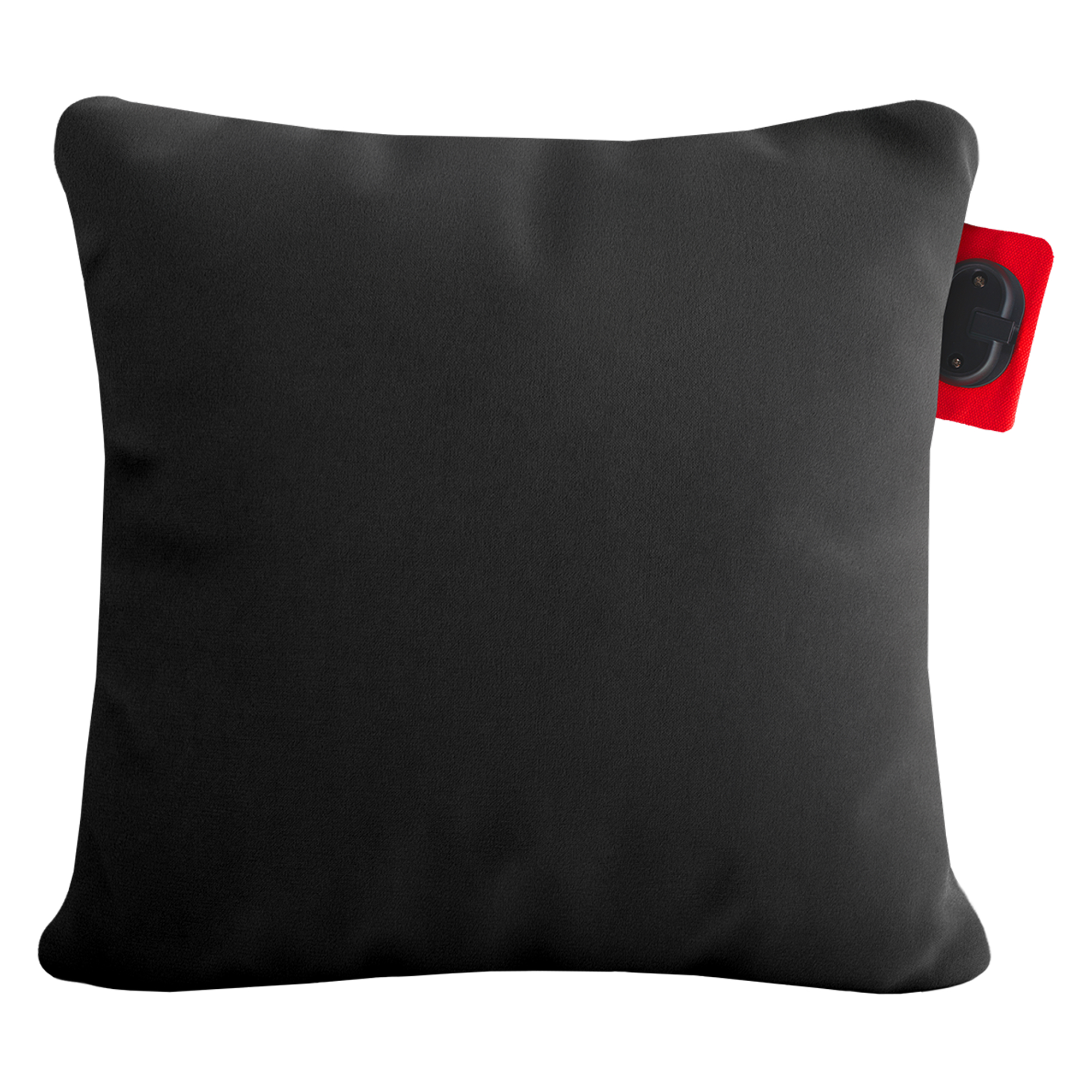 Un coussin noir avec une étiquette rouge sur le côté droit.