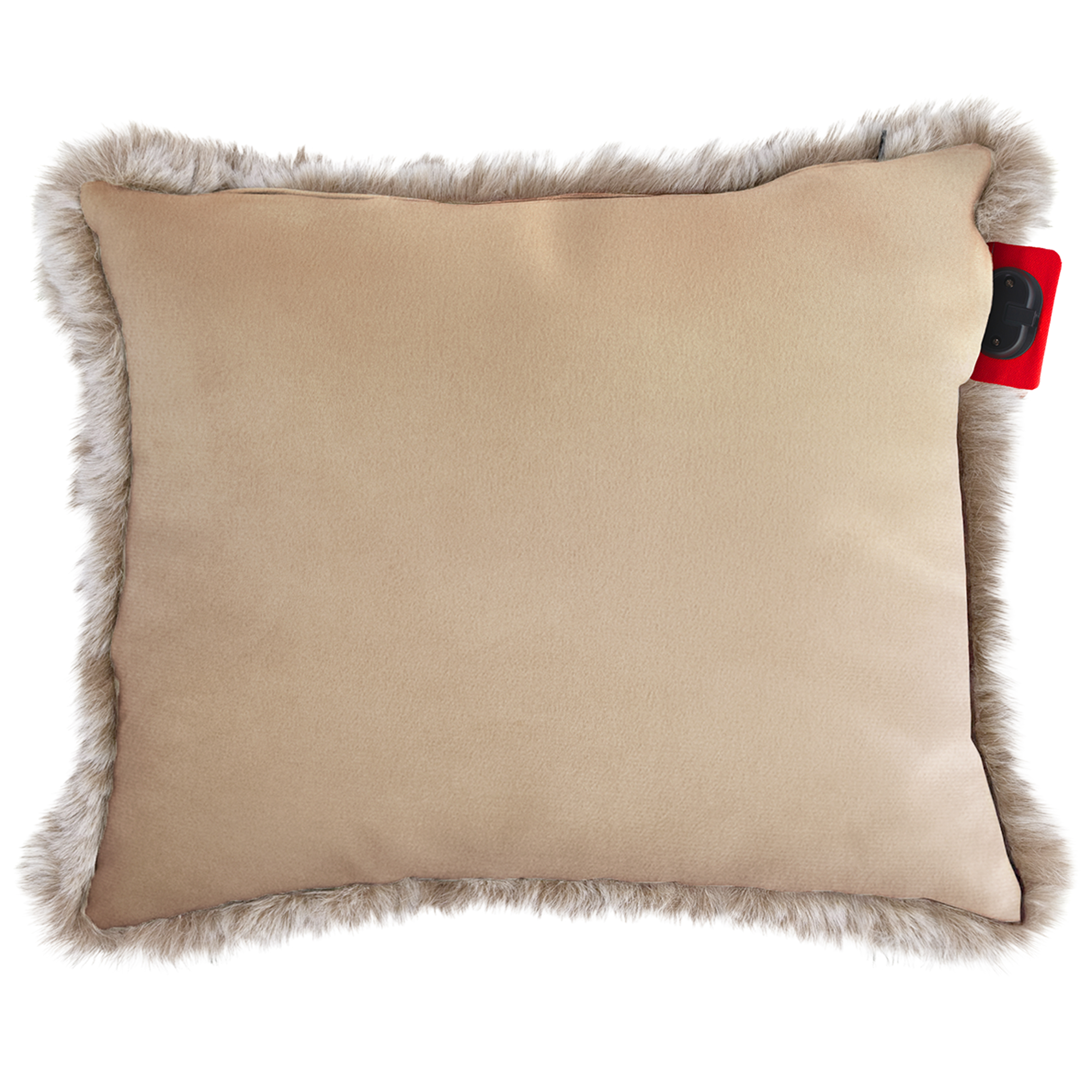 Un coussin beige avec bordure en fausse fourrure et étiquette rouge à bouton noir.