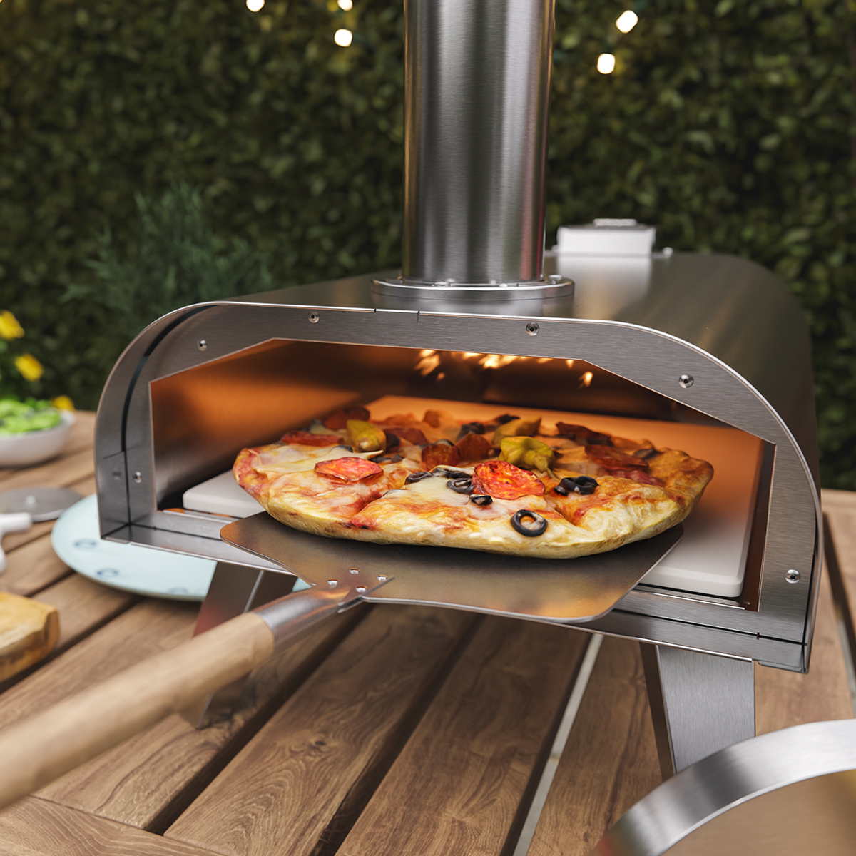 Een pizza met toppings wordt met een pizzaschep uit een oven gehaald.