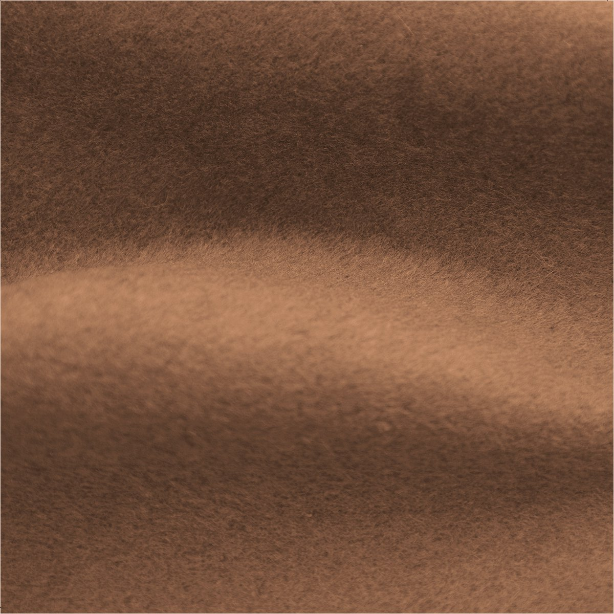 Close-up van een bruin, zacht materiaal met lichte verlichting in het midden.