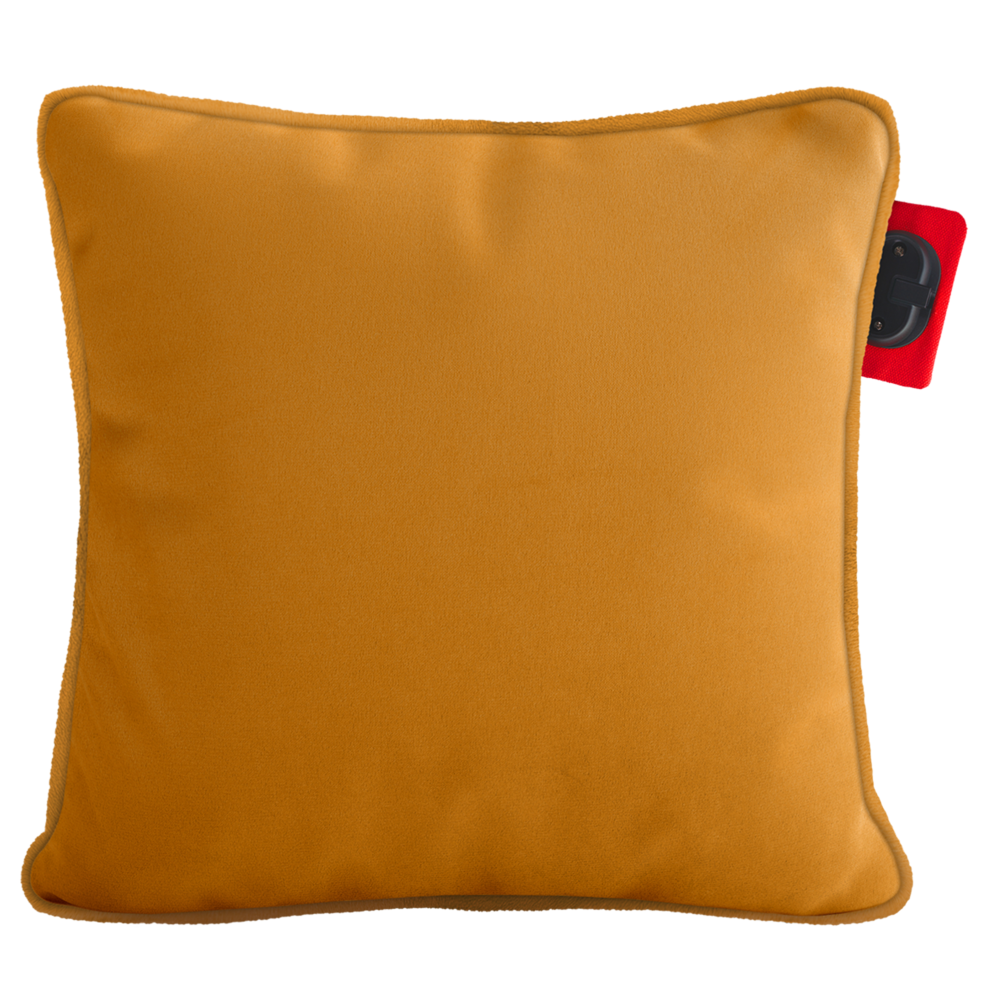 Coussin jaune moutarde avec une étiquette rouge.