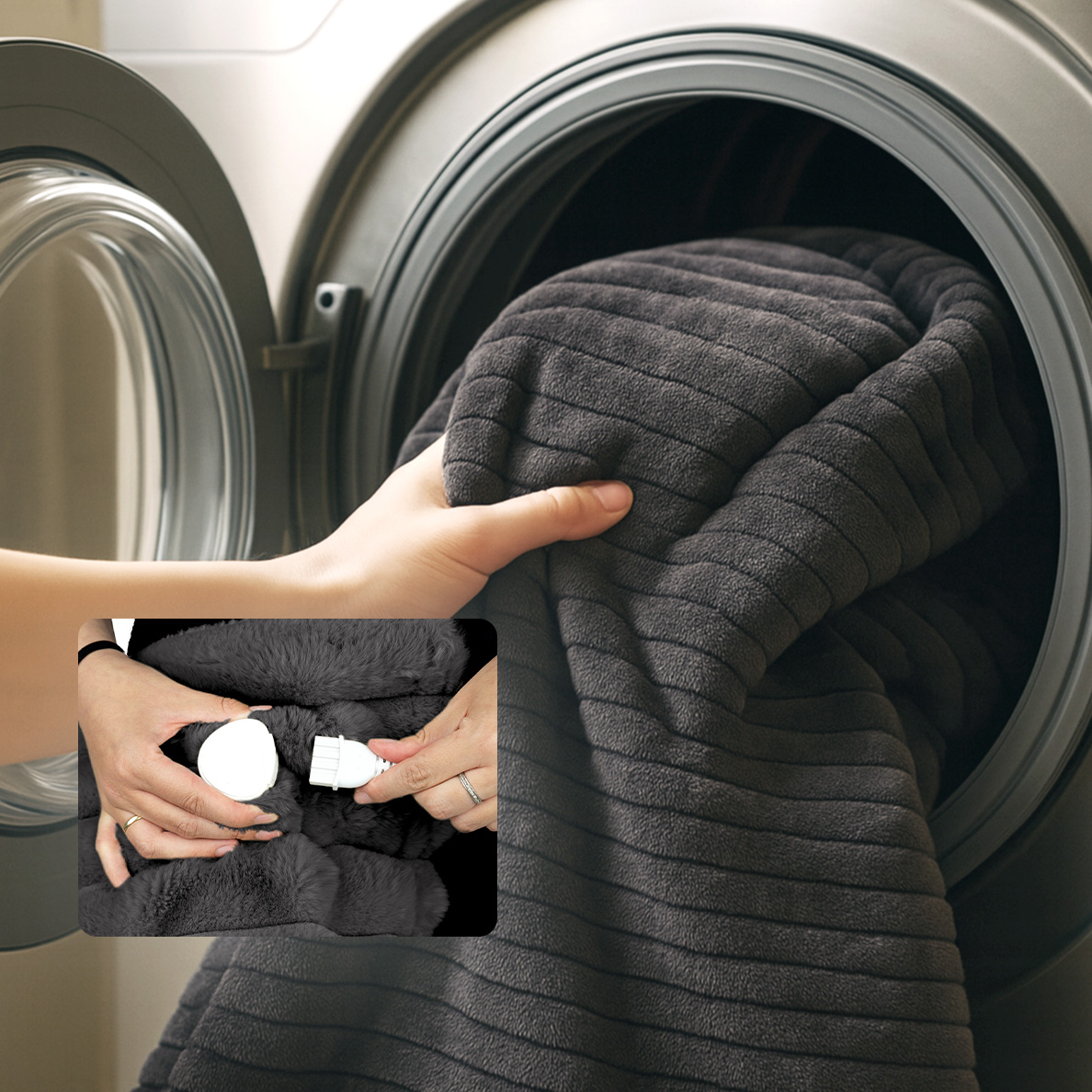 Grijze deken in wasmachine geplaatst. Close-up toont stekker.