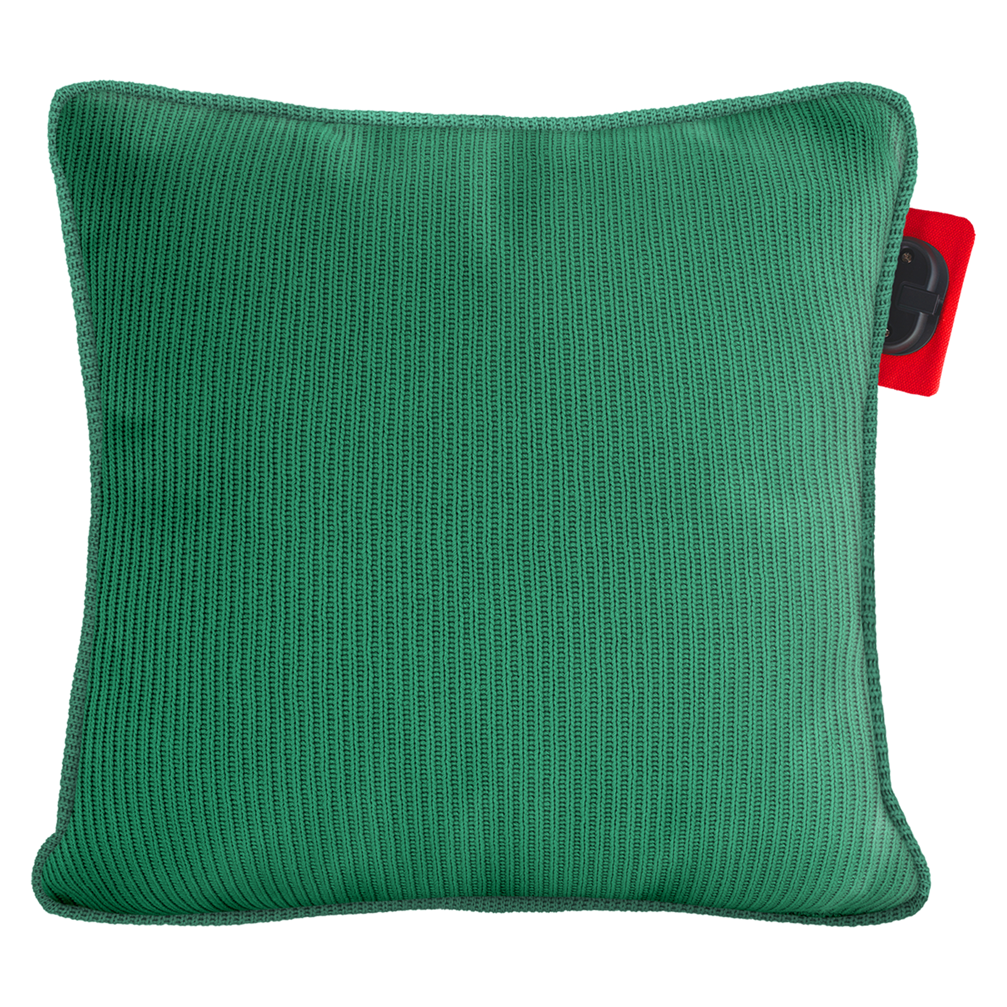 Groen gebreid kussen met rood label. Witte achtergrond.