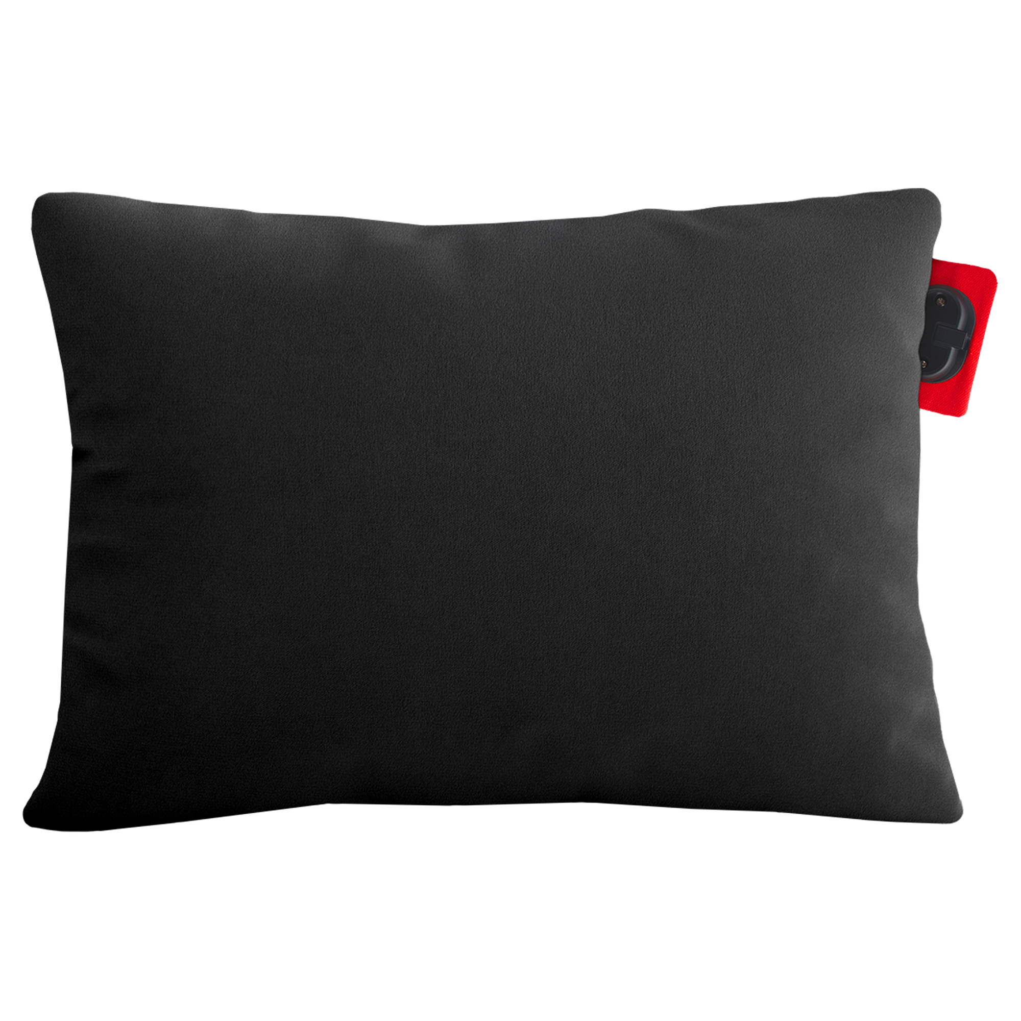 Un coussin noir avec une étiquette rouge sur fond blanc.