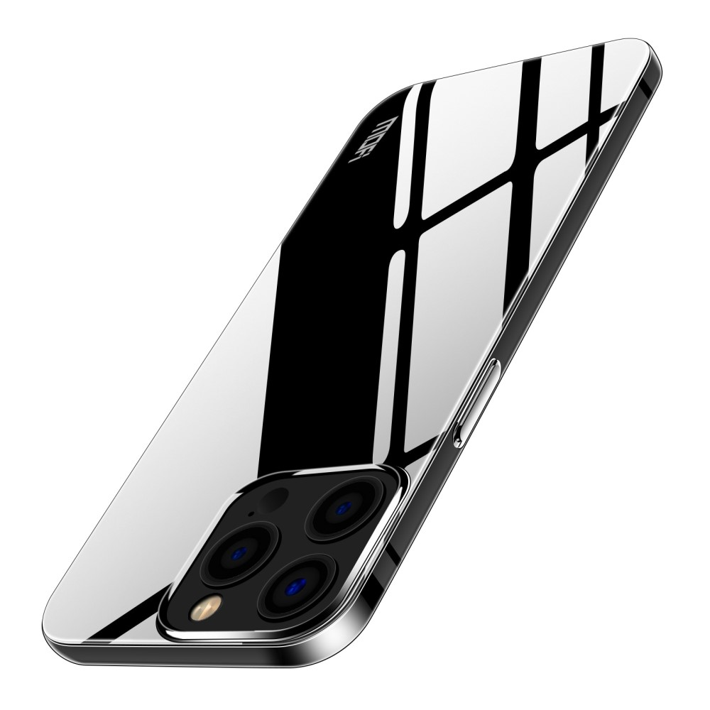 Una cover nera riflettente per telefono con modulo fotocamera su sfondo bianco.