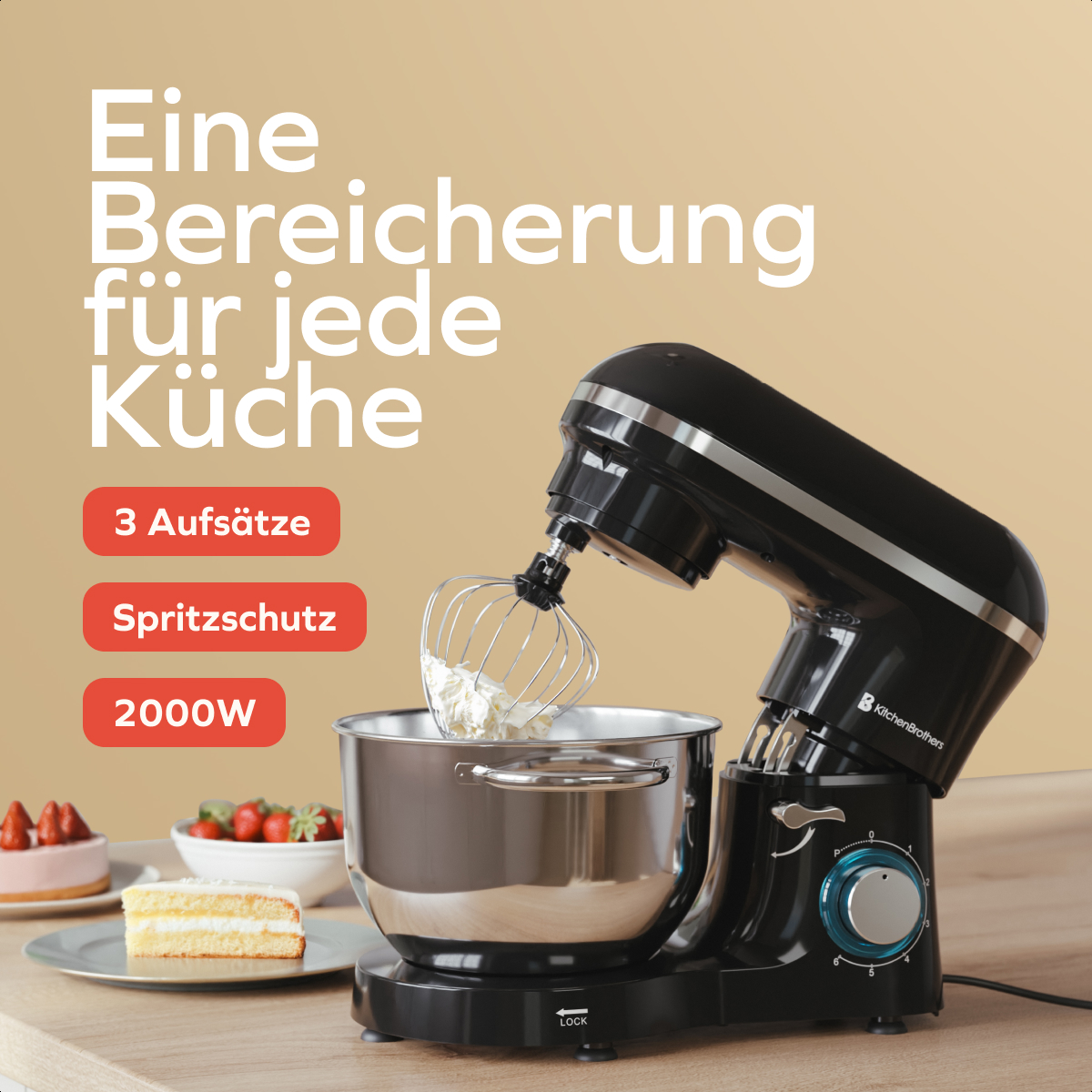 Robot pâtissier noir avec fouet dans un bol en inox, à côté de gâteau et fraises.