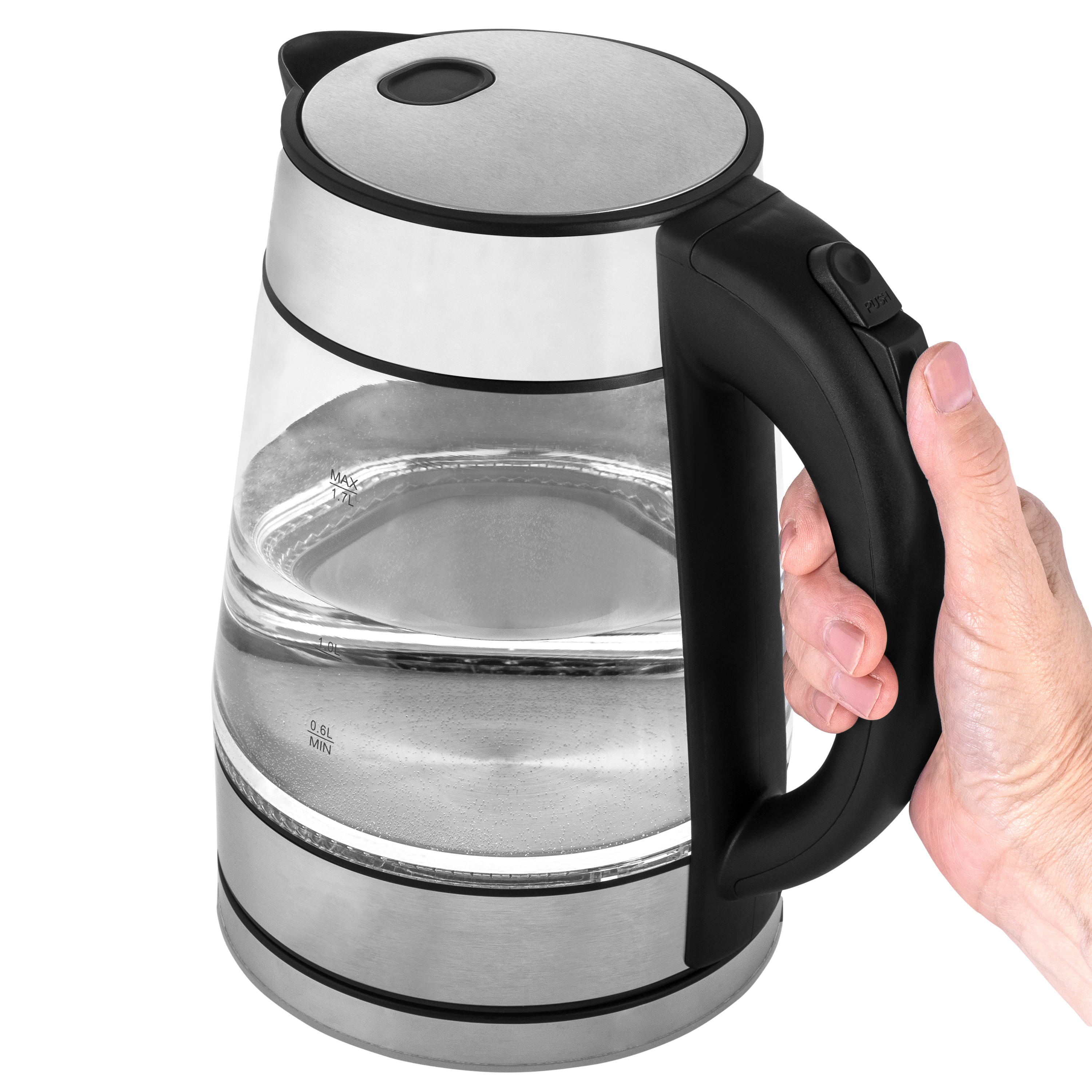 Een hand houdt een transparante waterkoker met roestvrijstalen basis en handvat vast.