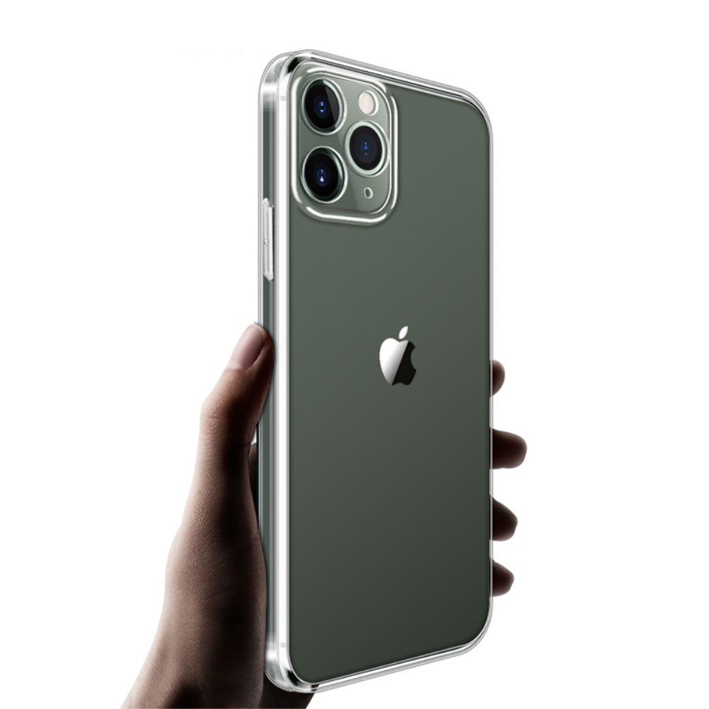 Una mano tiene una custodia trasparente per telefono con un telefono verde scuro all'interno, che mostra le lenti.