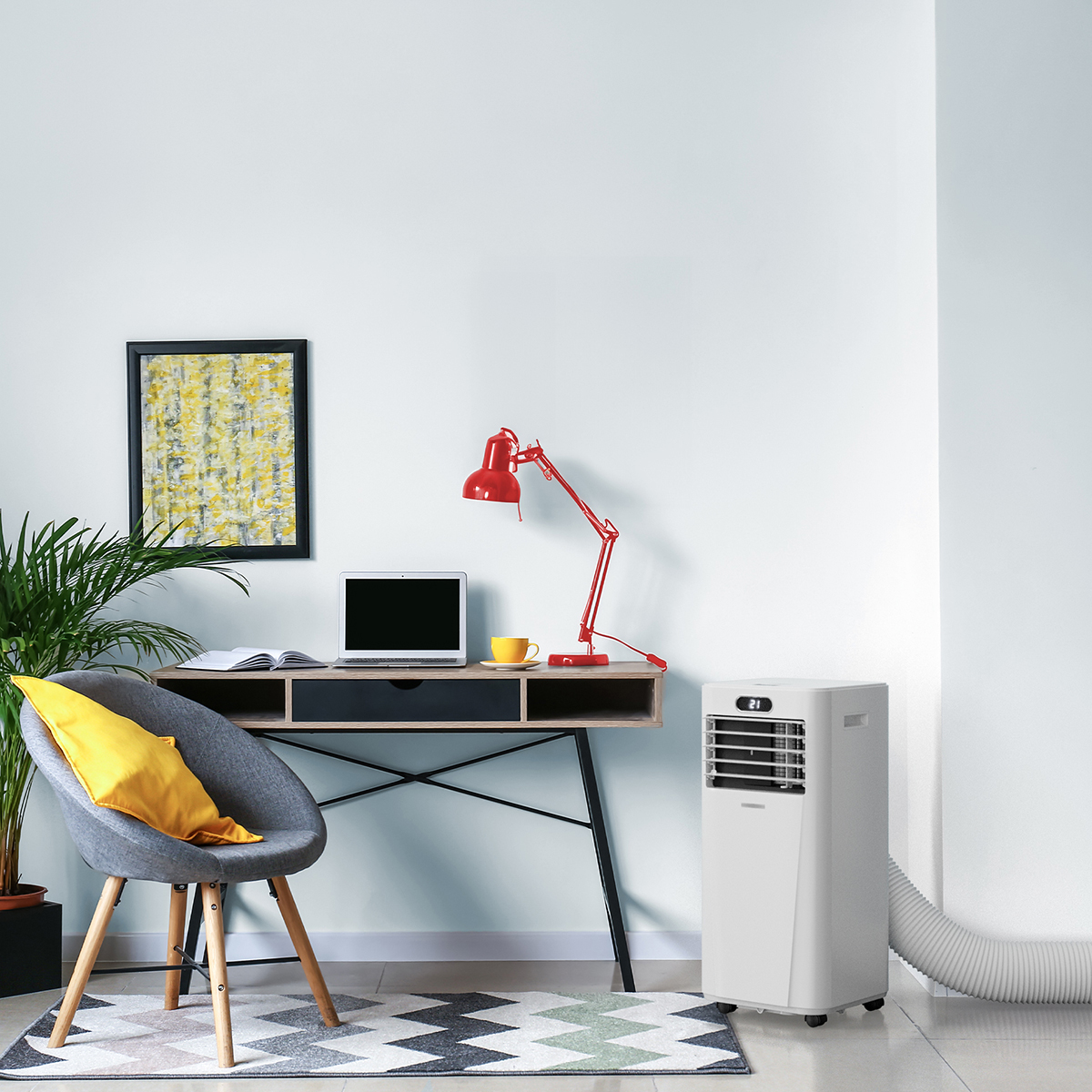Een moderne kantoorruimte met een grijze stoel, bureau, laptop, rode lamp en draagbare airco.