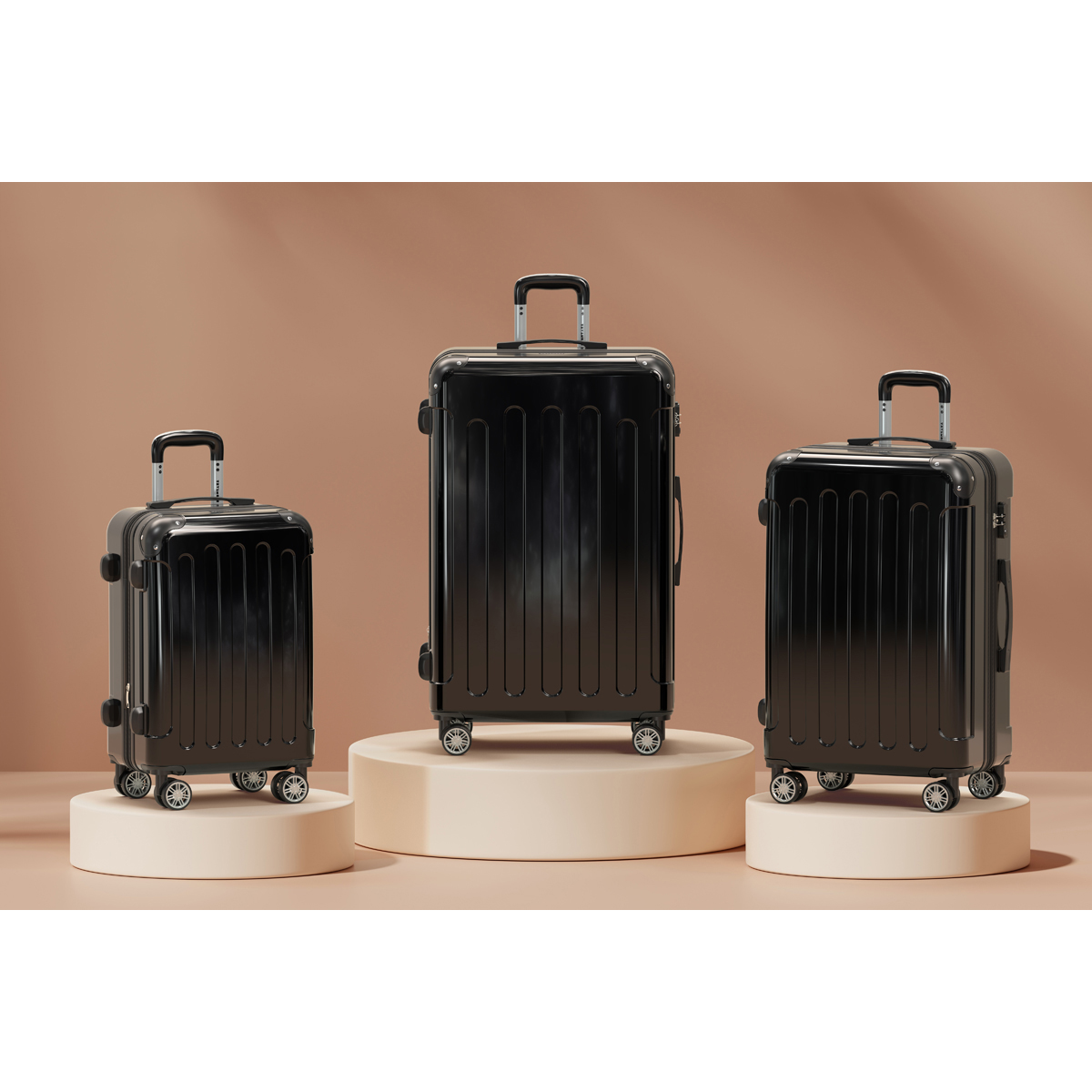Trois valises noires de tailles variées sur des socles ronds.